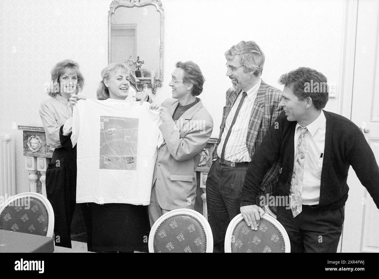 T-shirt per la vice signora Margreeth de Boer, 09-04-1990, Whizgle Dutch News: Immagini storiche su misura per il futuro. Esplora il passato dei Paesi Bassi con prospettive moderne attraverso le immagini delle agenzie olandesi. Colmare gli eventi di ieri con gli approfondimenti di domani. Intraprendi un viaggio senza tempo con storie che plasmano il nostro futuro. Foto Stock