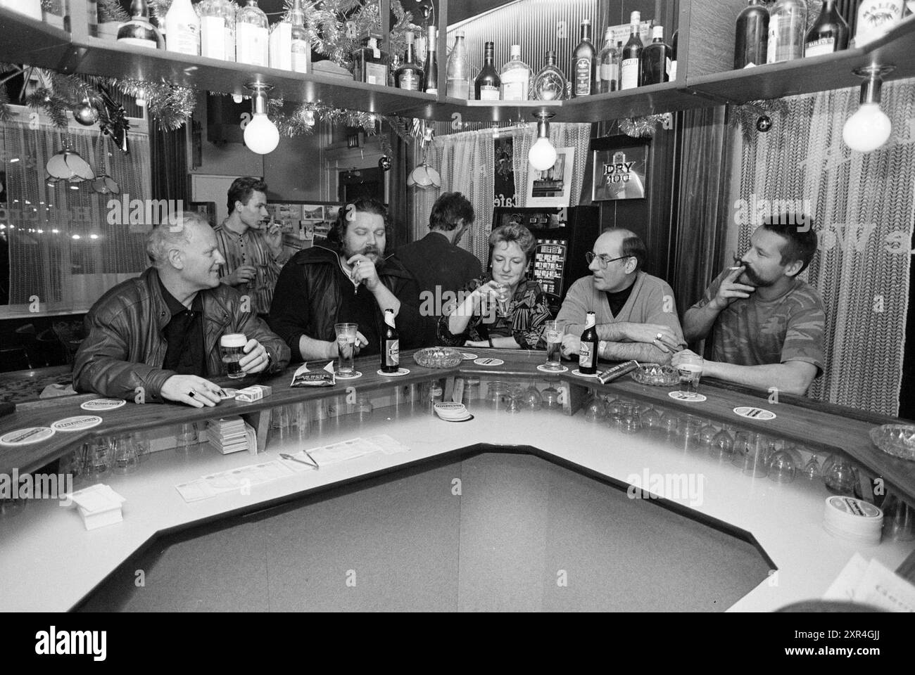 Bucklerfoto Het Groenewoud Cafe scene, Cafe, Haarlem, Kleine Houtweg, Paesi Bassi, 15-12-1989, Whizgle Dutch News: immagini storiche su misura per il futuro. Esplora il passato dei Paesi Bassi con prospettive moderne attraverso le immagini delle agenzie olandesi. Colmare gli eventi di ieri con gli approfondimenti di domani. Intraprendi un viaggio senza tempo con storie che plasmano il nostro futuro. Foto Stock