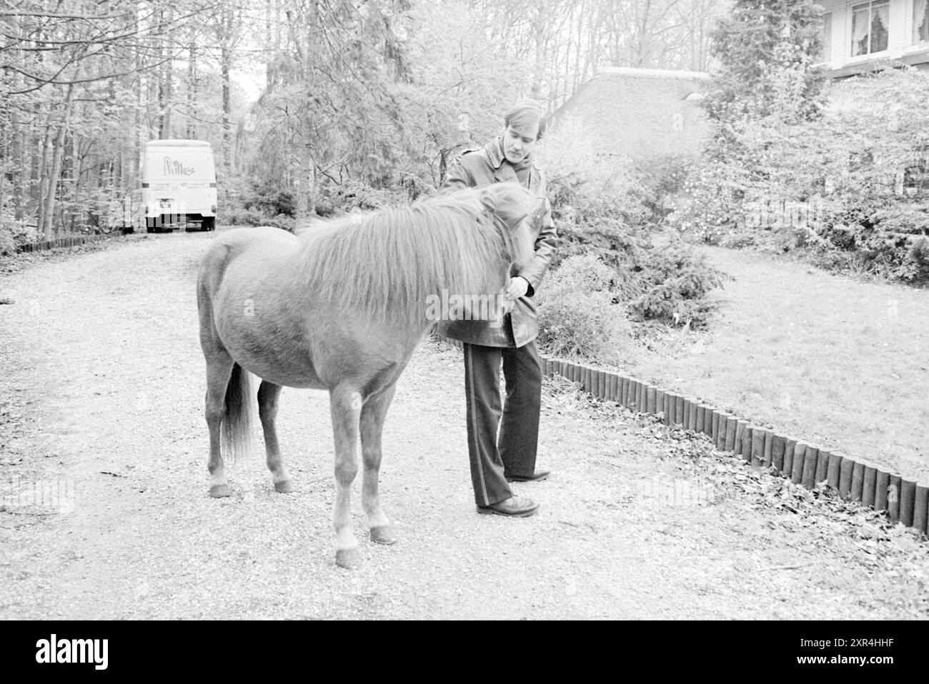 Pony in un giardino, 00-04-1981, Whizgle Dutch News: Immagini storiche su misura per il futuro. Esplora il passato dei Paesi Bassi con prospettive moderne attraverso le immagini delle agenzie olandesi. Colmare gli eventi di ieri con gli approfondimenti di domani. Intraprendi un viaggio senza tempo con storie che plasmano il nostro futuro. Foto Stock