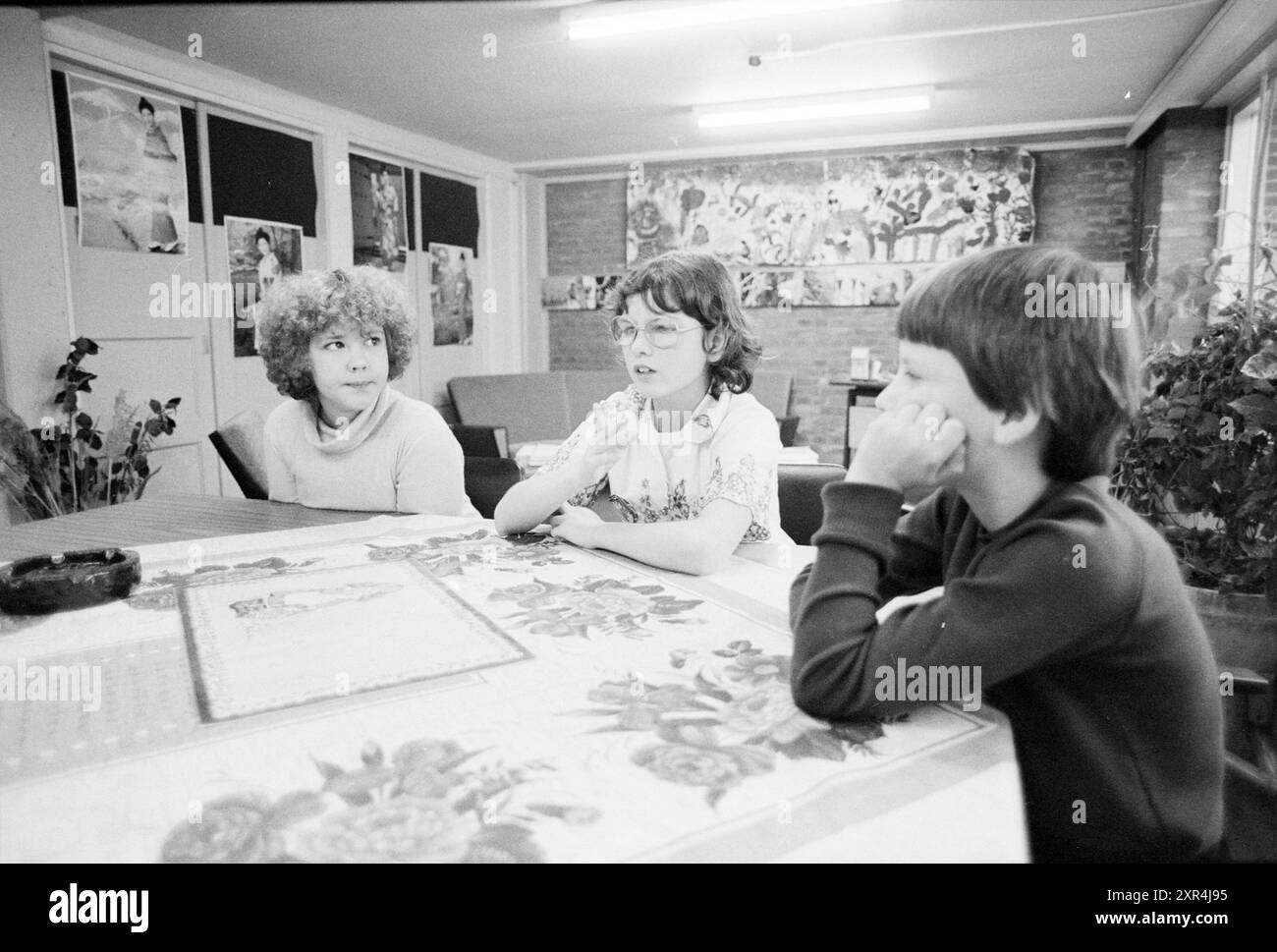 Bambini nel villaggio di Pernis (storia di Natale), bambini, bambini, case per bambini, feste per bambini, bambini, 23-11-1978, Whizgle Dutch News: immagini storiche su misura per il futuro. Esplora il passato dei Paesi Bassi con prospettive moderne attraverso le immagini delle agenzie olandesi. Colmare gli eventi di ieri con gli approfondimenti di domani. Intraprendi un viaggio senza tempo con storie che plasmano il nostro futuro. Foto Stock