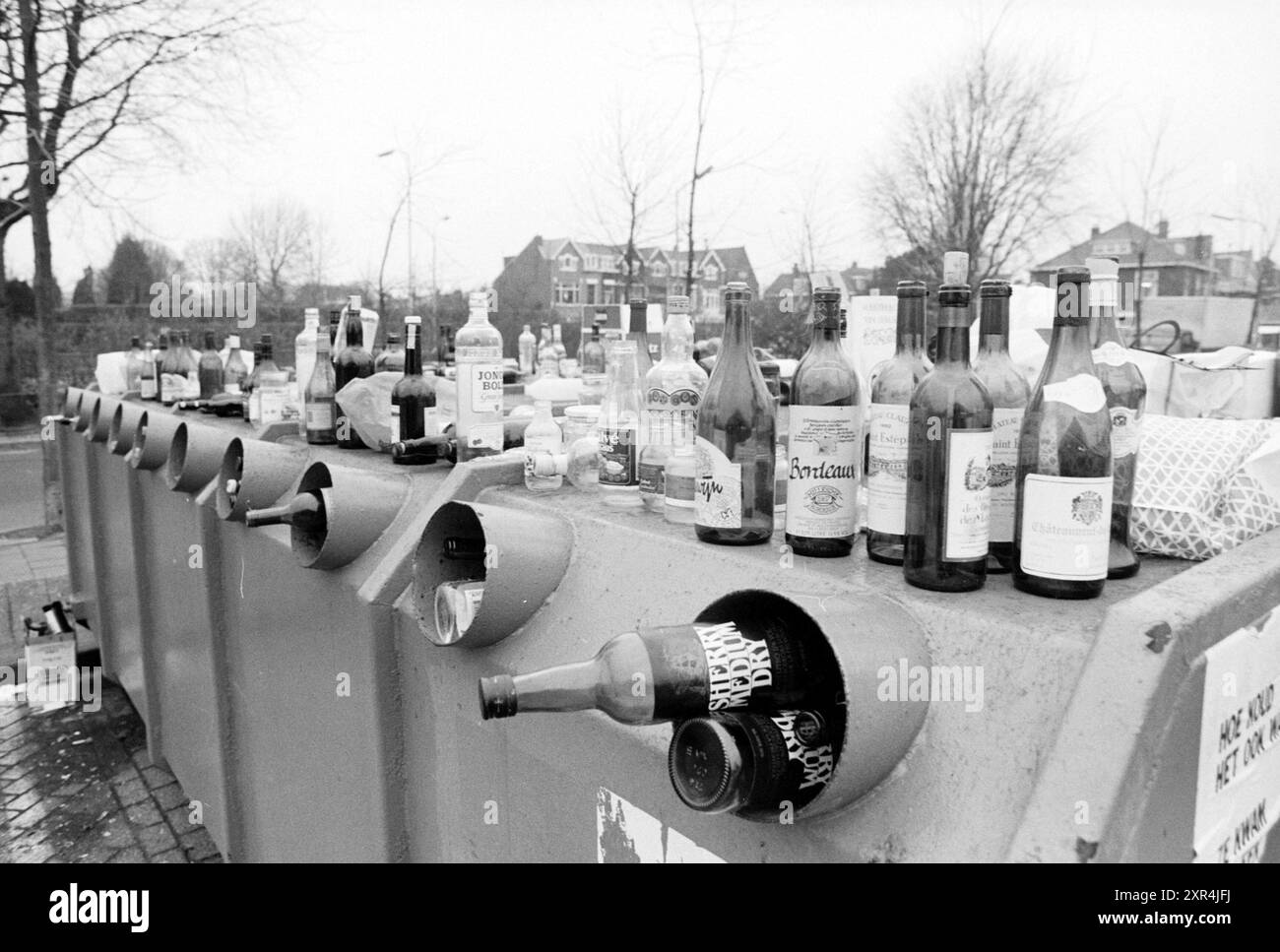 Contenitore in vetro traboccante, vetro colorato, soffiaggio vetro, vetro in generale, 28-12-1989, Whizgle Dutch News: immagini storiche su misura per il futuro. Esplora il passato dei Paesi Bassi con prospettive moderne attraverso le immagini delle agenzie olandesi. Colmare gli eventi di ieri con gli approfondimenti di domani. Intraprendi un viaggio senza tempo con storie che plasmano il nostro futuro. Foto Stock