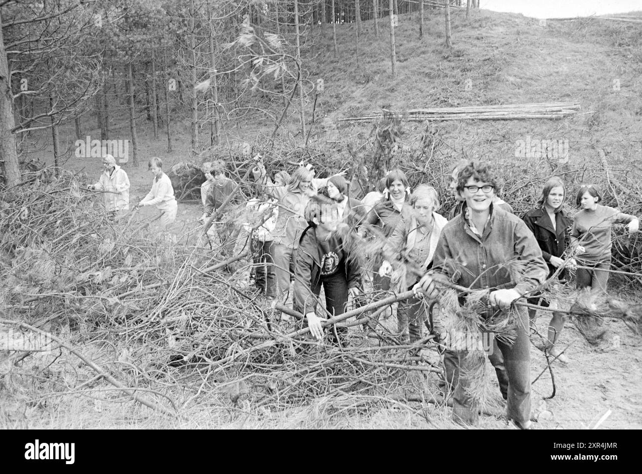 Campo di lavoro giovanile Kennemerduinen, giochi giovanili e giovanili, campi, campeggi, campeggio, Camping Hut, 14-08-1967, Whizgle Dutch News: immagini storiche su misura per il futuro. Esplora il passato dei Paesi Bassi con prospettive moderne attraverso le immagini delle agenzie olandesi. Colmare gli eventi di ieri con gli approfondimenti di domani. Intraprendi un viaggio senza tempo con storie che plasmano il nostro futuro. Foto Stock