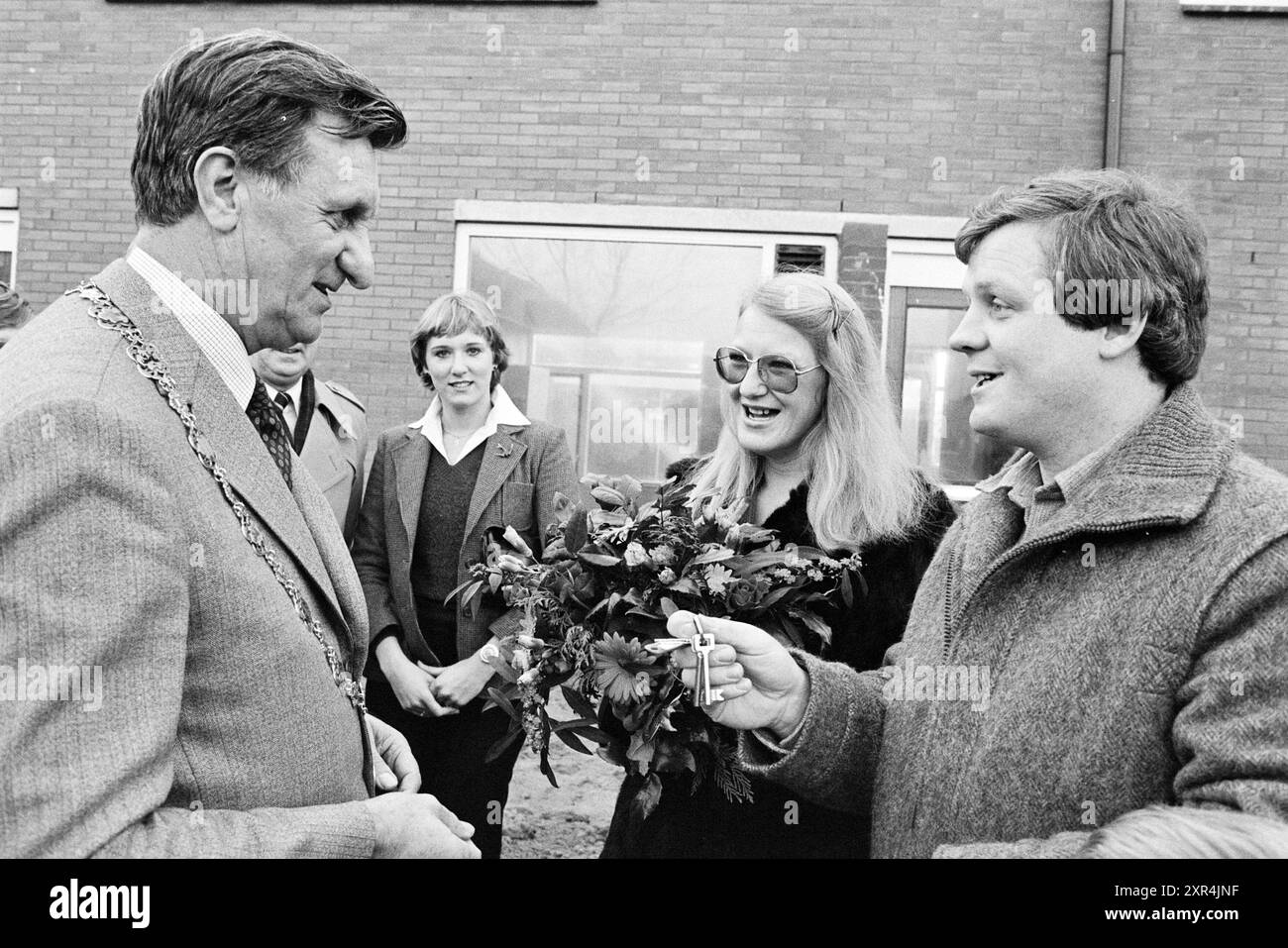 Consegnando le chiavi alla prima casa di Kinheim, Zwanenburg, consegna e trasferimenti, carenza di alloggi e alloggi, Zwanenburg, Kinheim, 04-12-1979, Whizgle Dutch News: Immagini storiche su misura per il futuro. Esplora il passato dei Paesi Bassi con prospettive moderne attraverso le immagini delle agenzie olandesi. Colmare gli eventi di ieri con gli approfondimenti di domani. Intraprendi un viaggio senza tempo con storie che plasmano il nostro futuro. Foto Stock