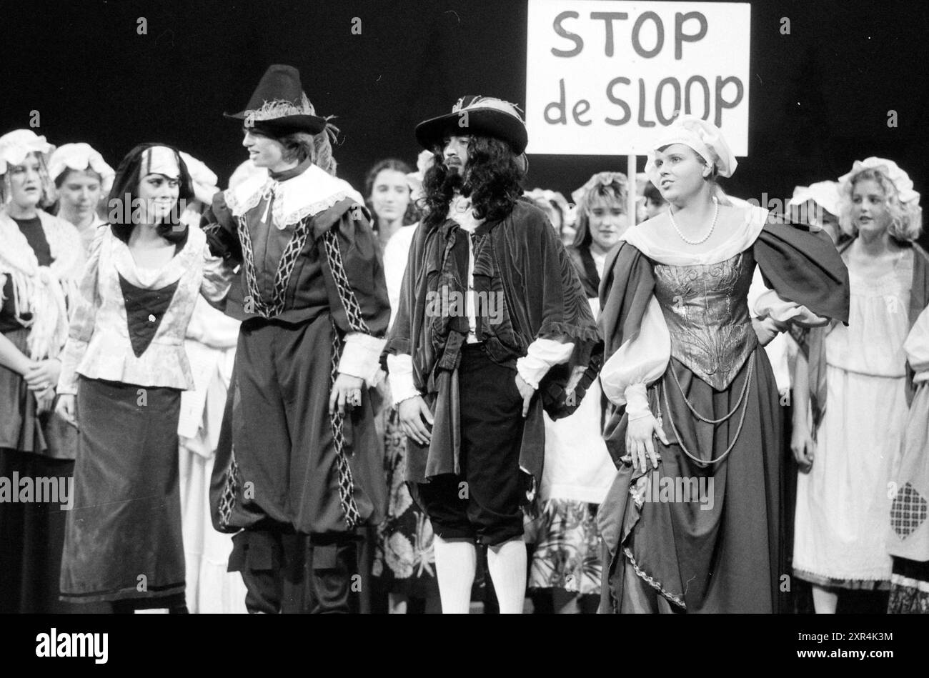 Gioca a The Angel IJmuiden, IJmuiden, Paesi Bassi, 09-10-1991, Whizgle Dutch News: Immagini storiche pensate per il futuro. Esplora il passato dei Paesi Bassi con prospettive moderne attraverso le immagini delle agenzie olandesi. Colmare gli eventi di ieri con gli approfondimenti di domani. Intraprendi un viaggio senza tempo con storie che plasmano il nostro futuro. Foto Stock