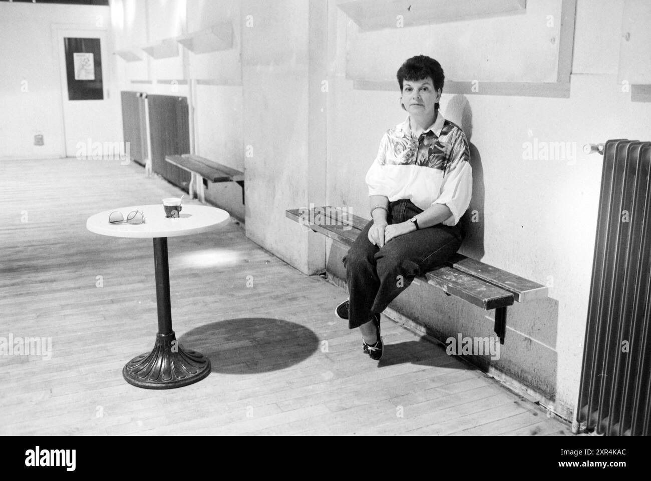 Ritratto di una donna su una panchina nella sala/auditorium della scuola, 00-08-1989, Whizgle Dutch News: Immagini storiche su misura per il futuro. Esplora il passato dei Paesi Bassi con prospettive moderne attraverso le immagini delle agenzie olandesi. Colmare gli eventi di ieri con gli approfondimenti di domani. Intraprendi un viaggio senza tempo con storie che plasmano il nostro futuro. Foto Stock