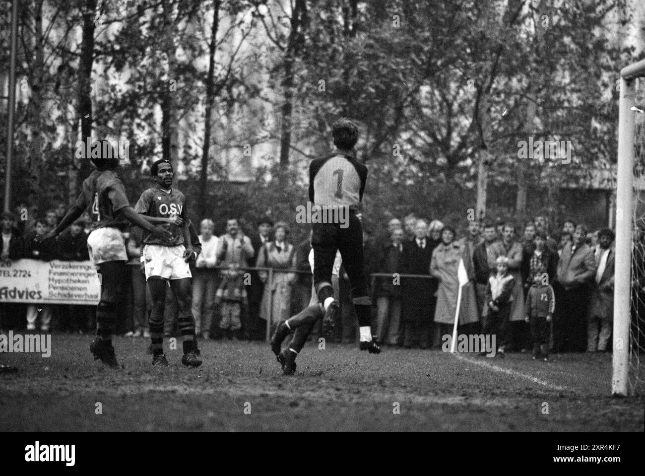 Pancratius - OSV, Football, 17-11-1984, Whizgle Dutch News: Immagini storiche su misura per il futuro. Esplora il passato dei Paesi Bassi con prospettive moderne attraverso le immagini delle agenzie olandesi. Colmare gli eventi di ieri con gli approfondimenti di domani. Intraprendi un viaggio senza tempo con storie che plasmano il nostro futuro. Foto Stock