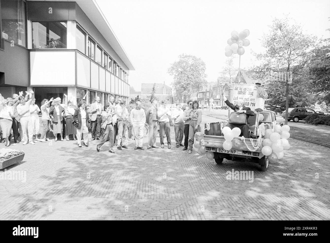 Sogno si avvera ancora, addio con l'auto ufficiale, 00-05-1988, Whizgle Dutch News: Immagini storiche su misura per il futuro. Esplora il passato dei Paesi Bassi con prospettive moderne attraverso le immagini delle agenzie olandesi. Colmare gli eventi di ieri con gli approfondimenti di domani. Intraprendi un viaggio senza tempo con storie che plasmano il nostro futuro. Foto Stock