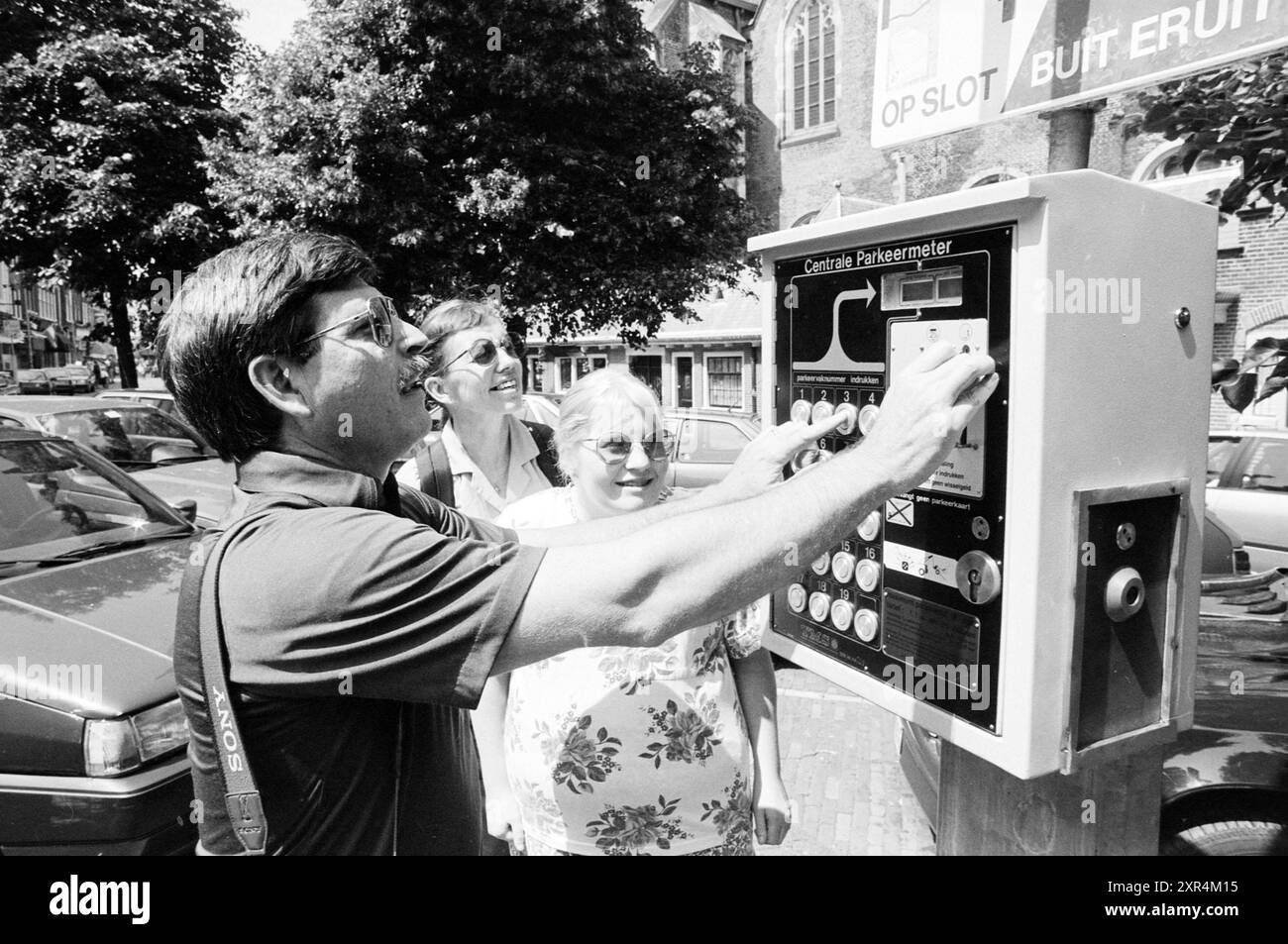 Famiglia americana al parcheggio, 07-07-1994, Whizgle Dutch News: Immagini storiche su misura per il futuro. Esplora il passato dei Paesi Bassi con prospettive moderne attraverso le immagini delle agenzie olandesi. Colmare gli eventi di ieri con gli approfondimenti di domani. Intraprendi un viaggio senza tempo con storie che plasmano il nostro futuro. Foto Stock