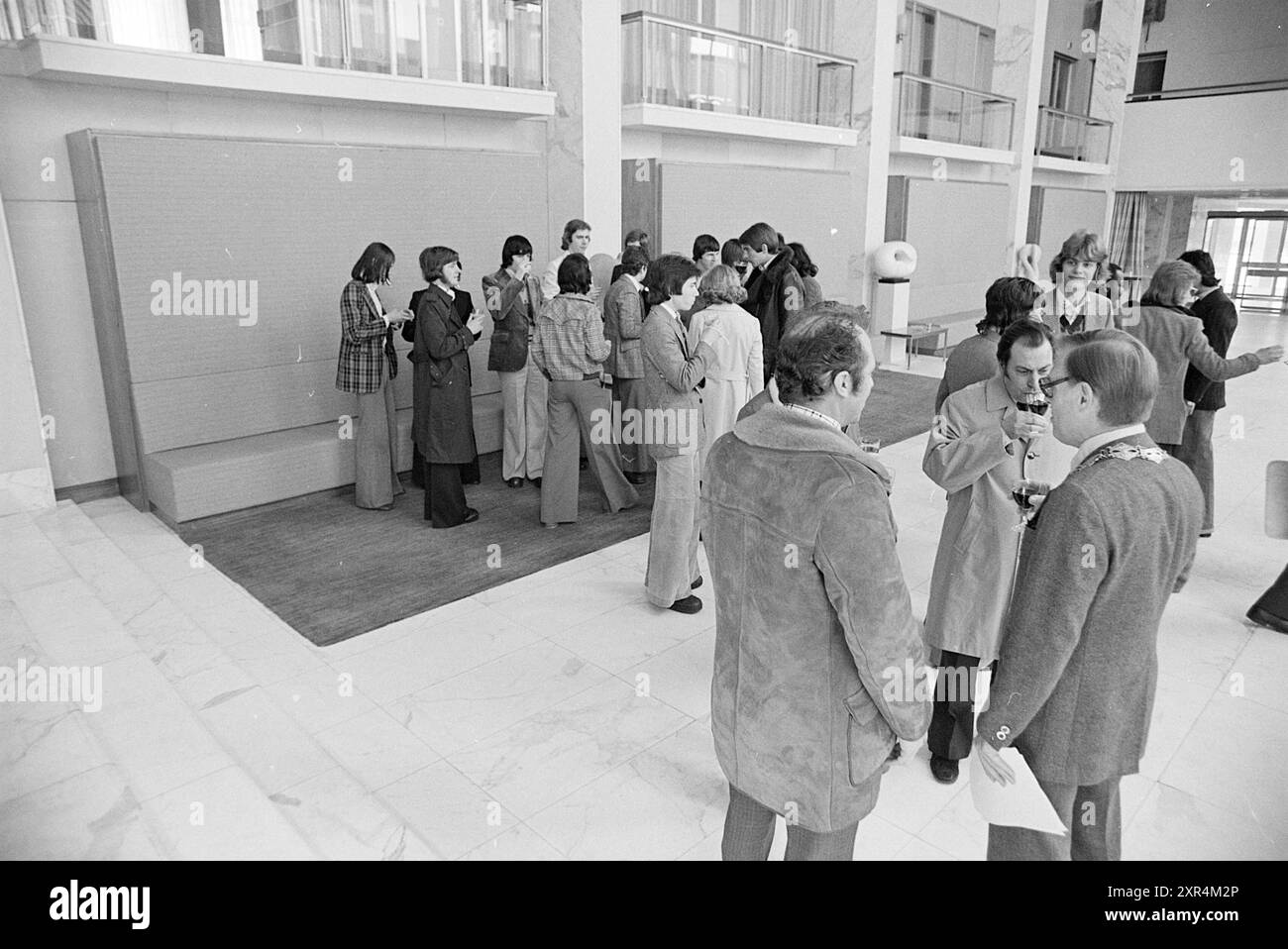 Il sindaco Reehorst riceve gli studenti inglesi Velsen, sindaci, ricevimenti, 23-03-1976, Whizgle Dutch News: Immagini storiche su misura per il futuro. Esplora il passato dei Paesi Bassi con prospettive moderne attraverso le immagini delle agenzie olandesi. Colmare gli eventi di ieri con gli approfondimenti di domani. Intraprendi un viaggio senza tempo con storie che plasmano il nostro futuro. Foto Stock