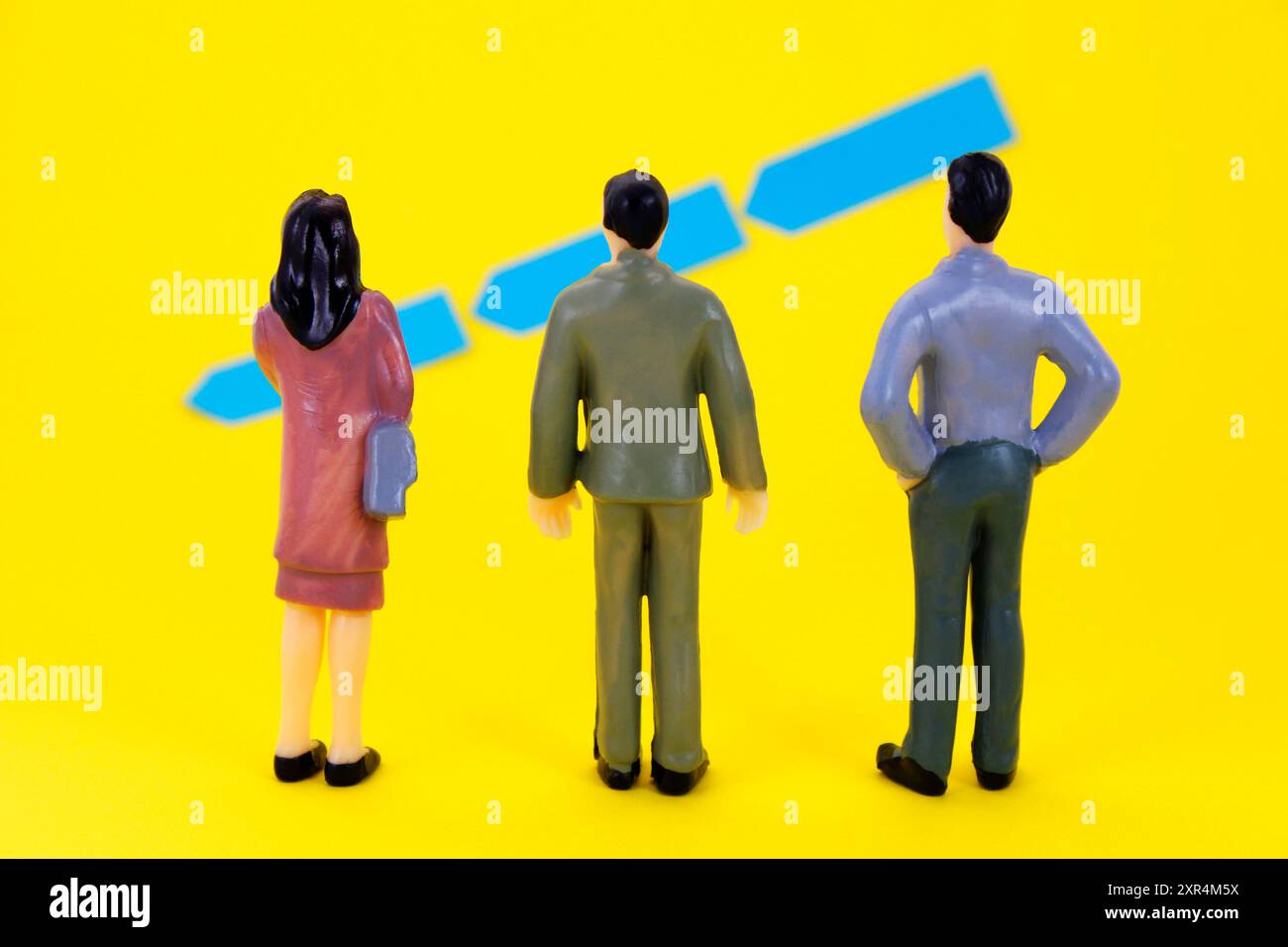 Ejecutivos observando gráfico con una Línea descendente Foto Stock