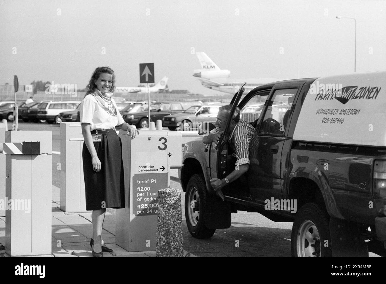 Addetto al parcheggio Schiphol (Work), Schiphol, 29-07-1991, Whizgle Dutch News: Immagini storiche su misura per il futuro. Esplora il passato dei Paesi Bassi con prospettive moderne attraverso le immagini delle agenzie olandesi. Colmare gli eventi di ieri con gli approfondimenti di domani. Intraprendi un viaggio senza tempo con storie che plasmano il nostro futuro. Foto Stock