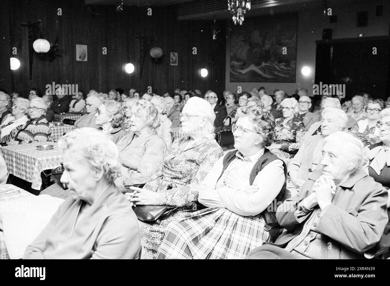 Anziani nella Linge durante un concerto del Queen's Day, 30-04-1981, Whizgle Dutch News: Immagini storiche su misura per il futuro. Esplora il passato dei Paesi Bassi con prospettive moderne attraverso le immagini delle agenzie olandesi. Colmare gli eventi di ieri con gli approfondimenti di domani. Intraprendi un viaggio senza tempo con storie che plasmano il nostro futuro. Foto Stock