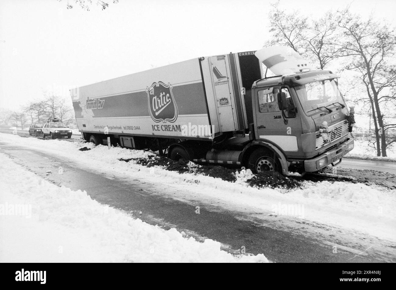 Camion bloccato sul ciglio della strada con la neve, 00-01-1986, Whizgle Dutch News: Immagini storiche su misura per il futuro. Esplora il passato dei Paesi Bassi con prospettive moderne attraverso le immagini delle agenzie olandesi. Colmare gli eventi di ieri con gli approfondimenti di domani. Intraprendi un viaggio senza tempo con storie che plasmano il nostro futuro. Foto Stock