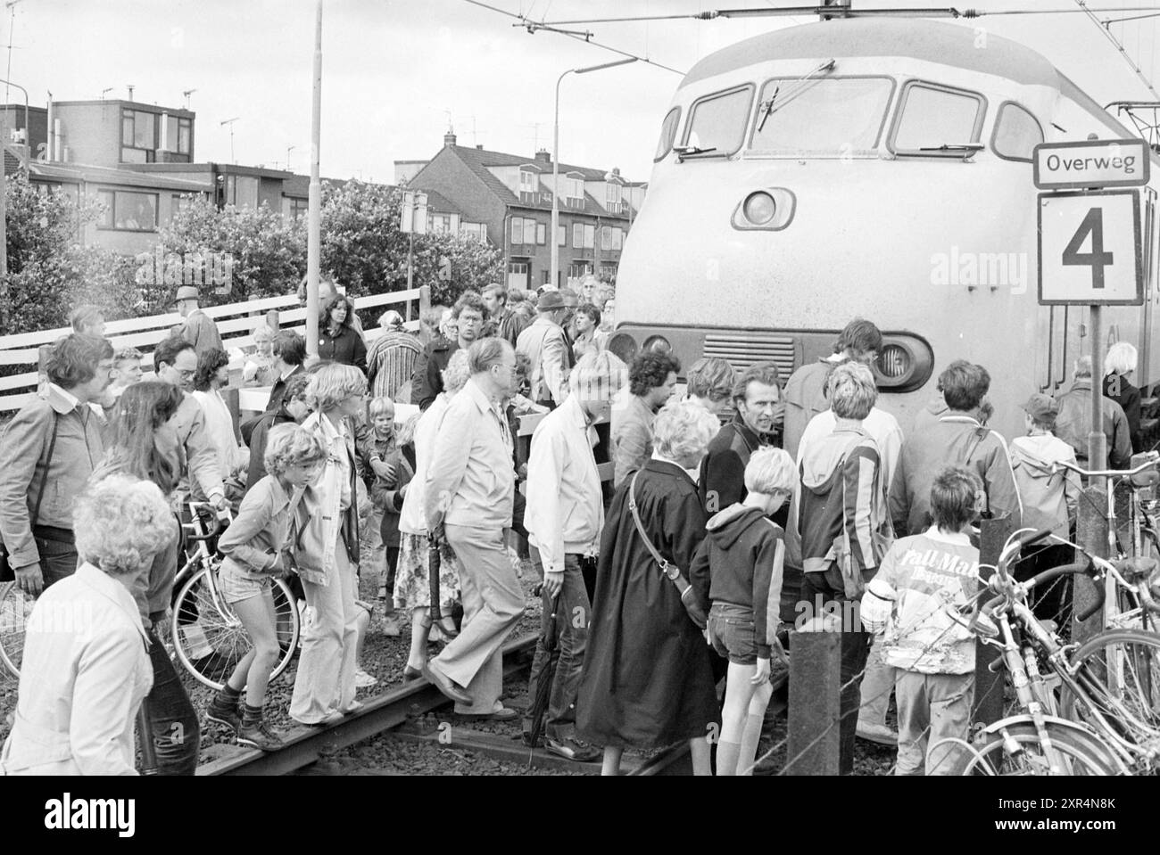 Occupato alla stazione ferroviaria di IJmuiden a Casembrootstraat a causa della partenza delle navi di Sail Amsterdam 1980, IJmuiden, Casembrootstraat, Paesi Bassi, 12-08-1980, Whizgle Dutch News: immagini storiche su misura per il futuro. Esplora il passato dei Paesi Bassi con prospettive moderne attraverso le immagini delle agenzie olandesi. Colmare gli eventi di ieri con gli approfondimenti di domani. Intraprendi un viaggio senza tempo con storie che plasmano il nostro futuro. Foto Stock