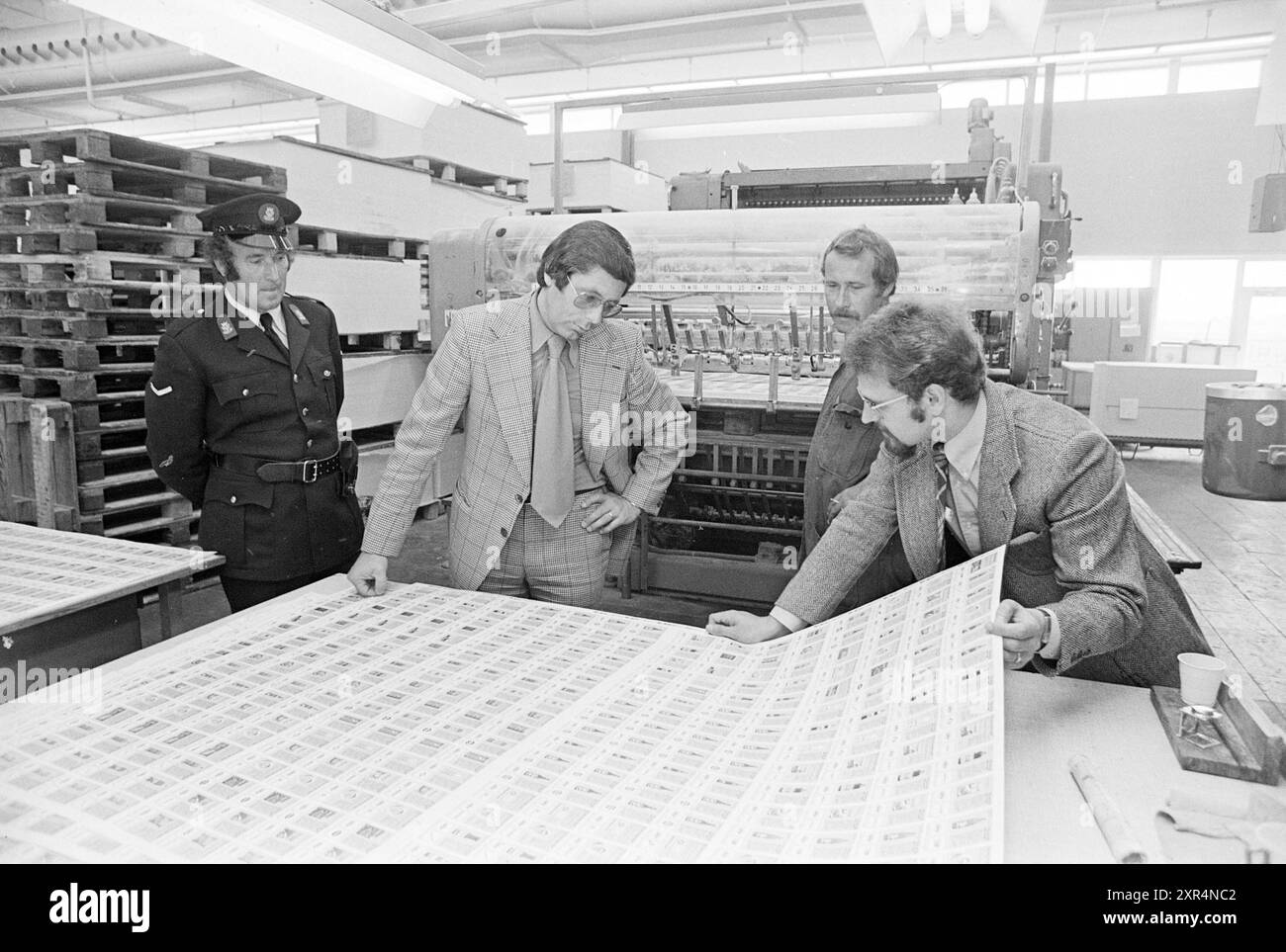 Interno della stamperia Joh. Enschede, Haarlem, Palletweg 78, Paesi Bassi, Whizgle Dutch News: Immagini storiche su misura per il futuro. Esplora il passato dei Paesi Bassi con prospettive moderne attraverso le immagini delle agenzie olandesi. Colmare gli eventi di ieri con gli approfondimenti di domani. Intraprendi un viaggio senza tempo con storie che plasmano il nostro futuro. Foto Stock