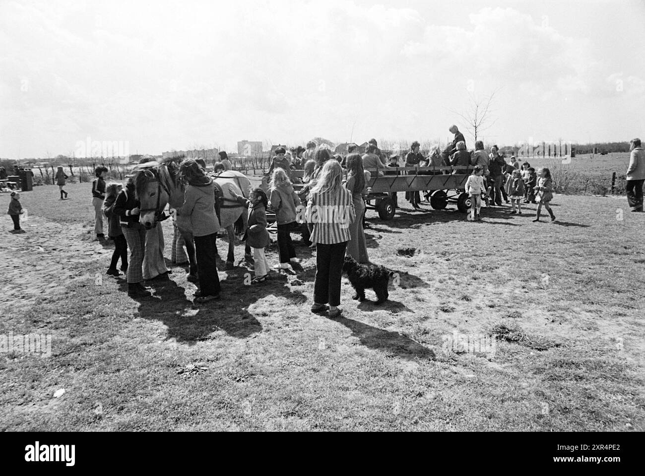 Tram a cavallo, Heemskerk, Queen's Day, 30-04-1975, Whizgle Dutch News: Immagini storiche su misura per il futuro. Esplora il passato dei Paesi Bassi con prospettive moderne attraverso le immagini delle agenzie olandesi. Colmare gli eventi di ieri con gli approfondimenti di domani. Intraprendi un viaggio senza tempo con storie che plasmano il nostro futuro. Foto Stock