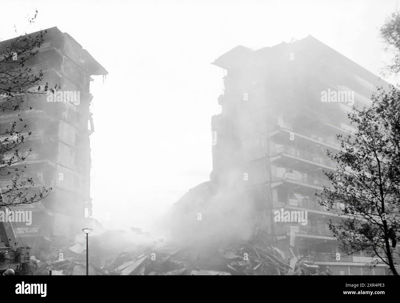 Incidente aereo Bijlmer, Amsterdam, Amsterdam, Paesi Bassi, 03-10-1992, Whizgle Dutch News: immagini storiche su misura per il futuro. Esplora il passato dei Paesi Bassi con prospettive moderne attraverso le immagini delle agenzie olandesi. Colmare gli eventi di ieri con gli approfondimenti di domani. Intraprendi un viaggio senza tempo con storie che plasmano il nostro futuro. Foto Stock