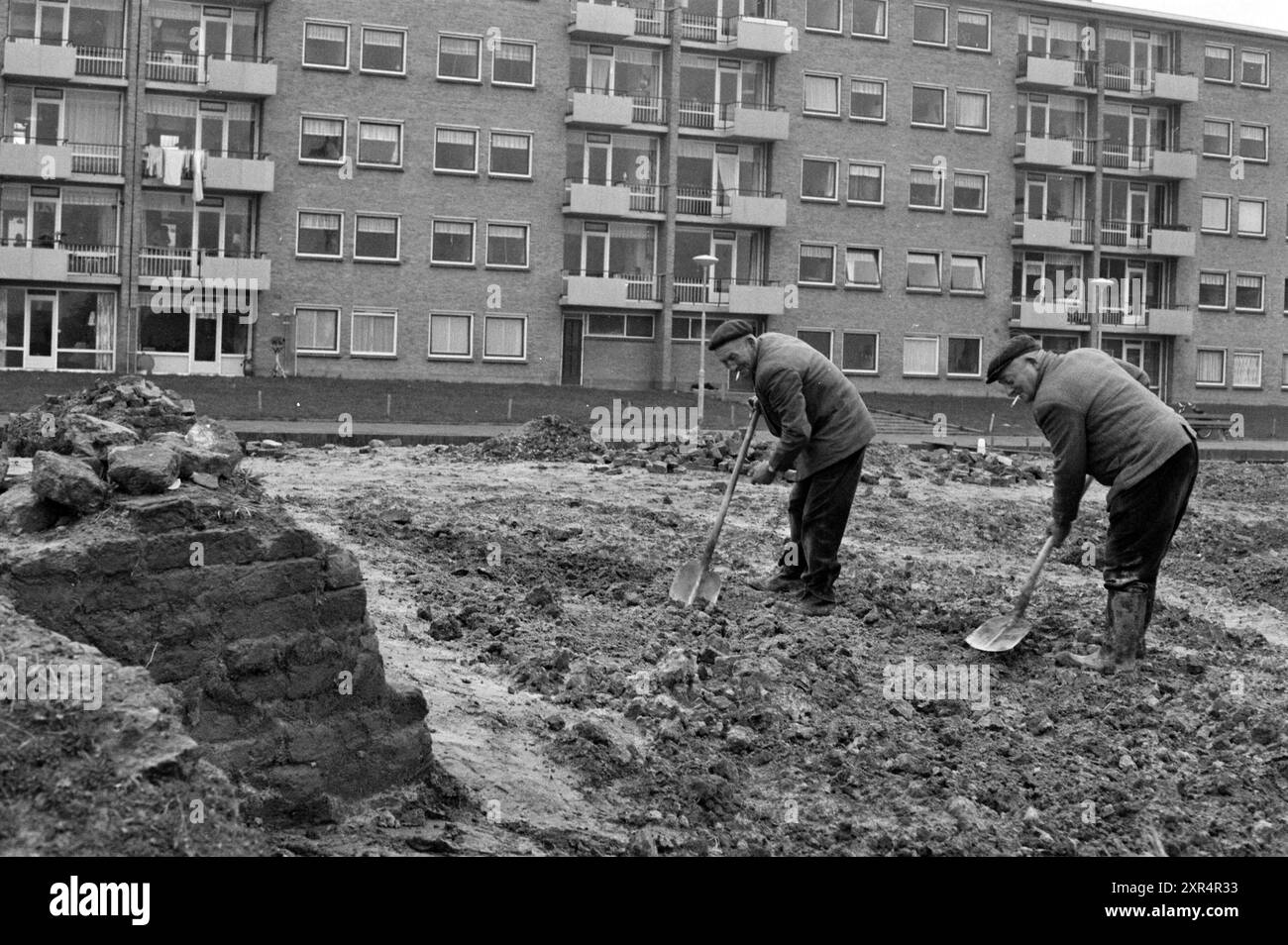 Giardinieri sull'isola artificiale di fronte all'edificio di appartamenti, Whizgle Dutch News: Immagini storiche su misura per il futuro. Esplora il passato dei Paesi Bassi con prospettive moderne attraverso le immagini delle agenzie olandesi. Colmare gli eventi di ieri con gli approfondimenti di domani. Intraprendi un viaggio senza tempo con storie che plasmano il nostro futuro. Foto Stock