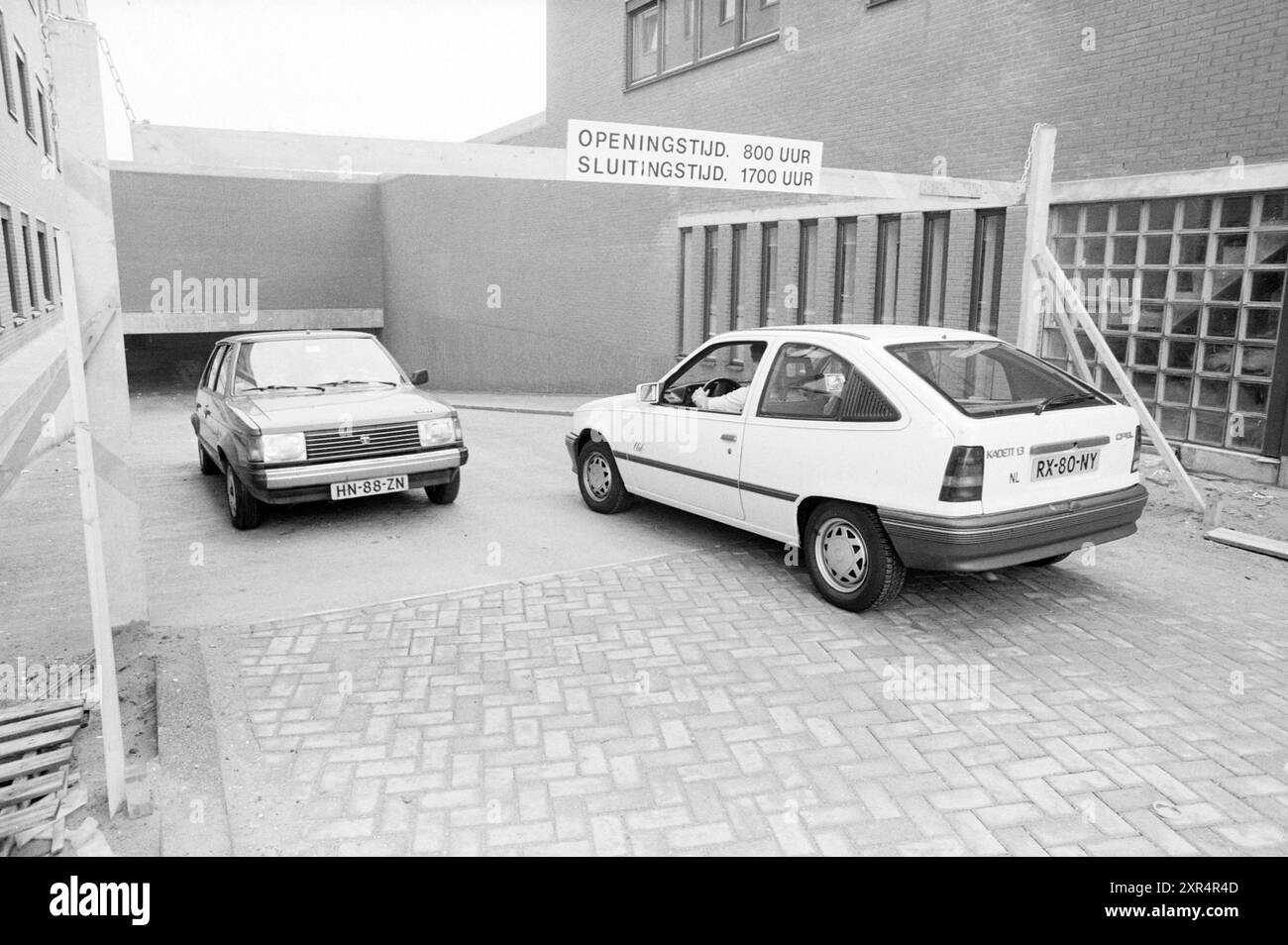 Garage di ingresso/uscita, 00-07-1988, Whizgle Dutch News: Immagini storiche su misura per il futuro. Esplora il passato dei Paesi Bassi con prospettive moderne attraverso le immagini delle agenzie olandesi. Colmare gli eventi di ieri con gli approfondimenti di domani. Intraprendi un viaggio senza tempo con storie che plasmano il nostro futuro. Foto Stock