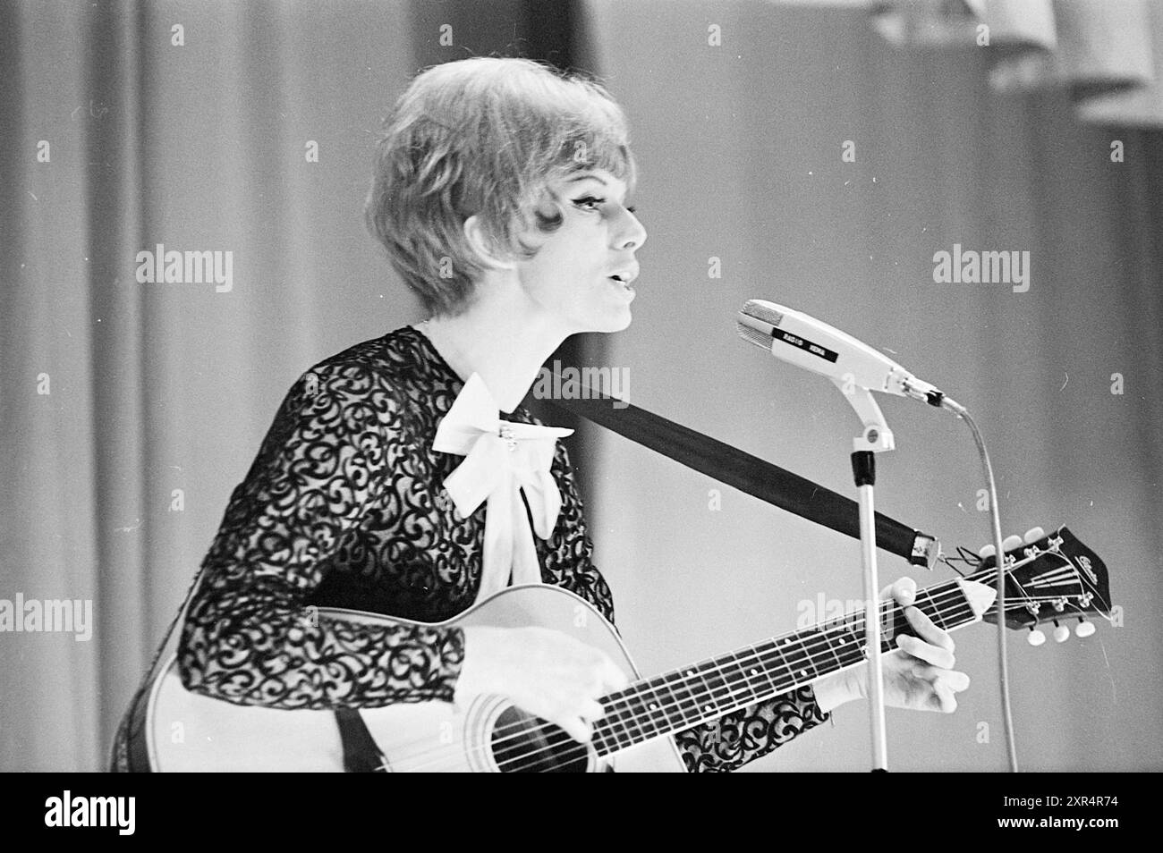 Ria Valk con chitarra Andre Meurs, Cabaret, 13-04-1966, Whizgle Dutch News: Immagini storiche su misura per il futuro. Esplora il passato dei Paesi Bassi con prospettive moderne attraverso le immagini delle agenzie olandesi. Colmare gli eventi di ieri con gli approfondimenti di domani. Intraprendi un viaggio senza tempo con storie che plasmano il nostro futuro. Foto Stock