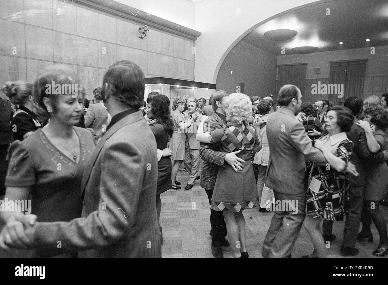 Serata di ballo con musica dal vivo, Whizgle Dutch News: Immagini storiche su misura per il futuro. Esplora il passato dei Paesi Bassi con prospettive moderne attraverso le immagini delle agenzie olandesi. Colmare gli eventi di ieri con gli approfondimenti di domani. Intraprendi un viaggio senza tempo con storie che plasmano il nostro futuro. Foto Stock