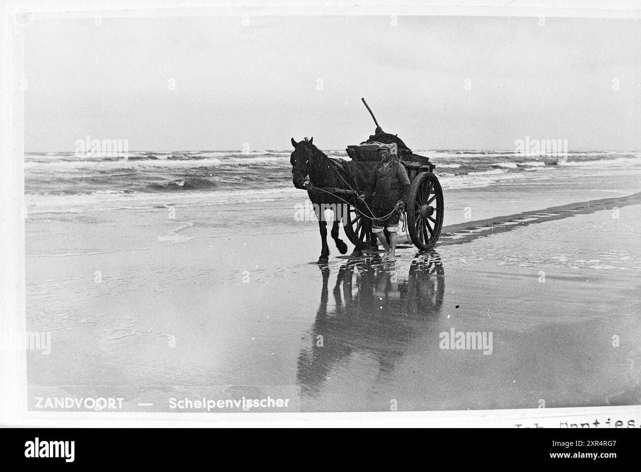 Foto della cartolina Zandvoort - pescatore di conchiglie, 05-03-1976, Whizgle Dutch News: Immagini storiche su misura per il futuro. Esplora il passato dei Paesi Bassi con prospettive moderne attraverso le immagini delle agenzie olandesi. Colmare gli eventi di ieri con gli approfondimenti di domani. Intraprendi un viaggio senza tempo con storie che plasmano il nostro futuro. Foto Stock