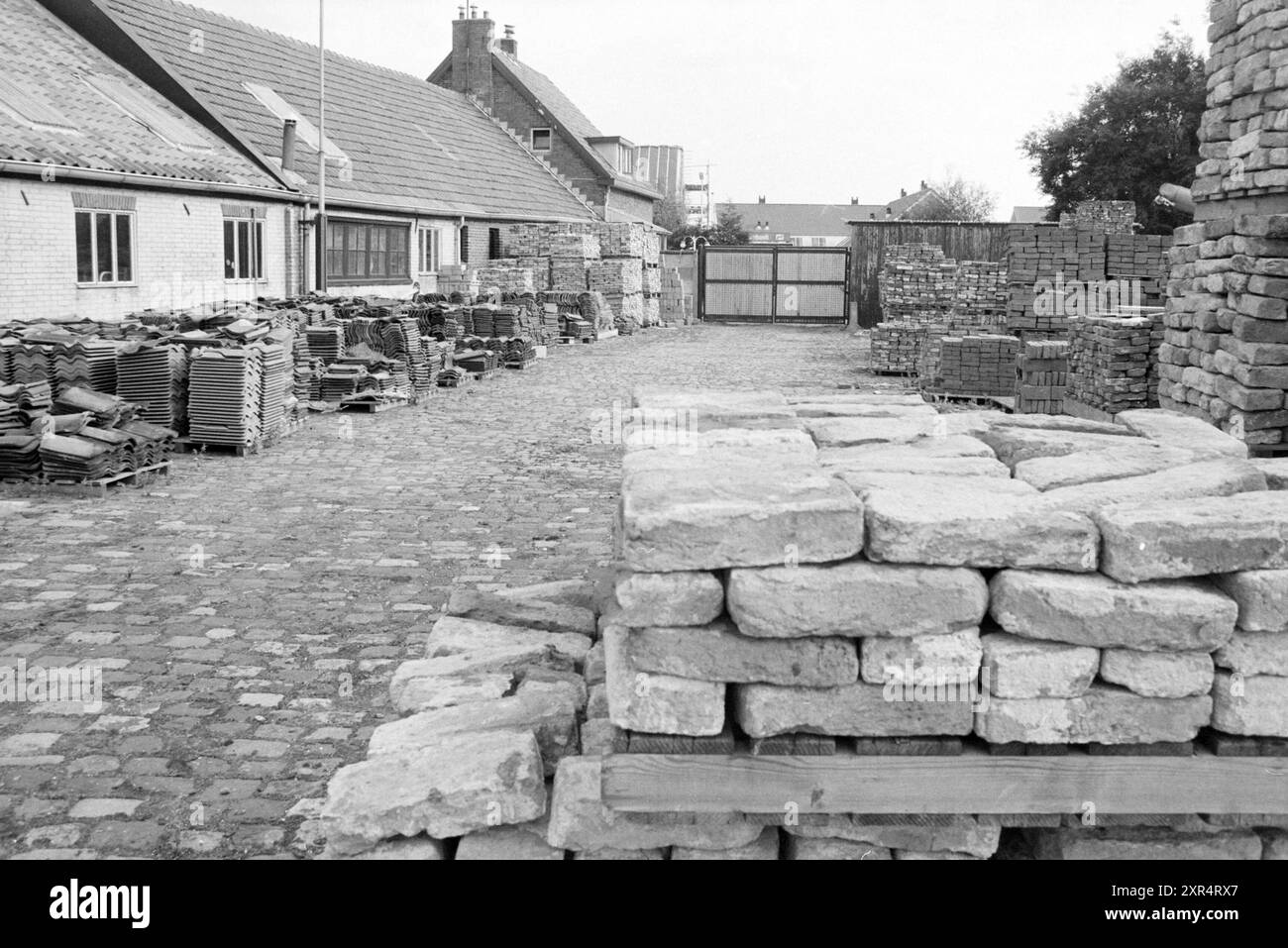 Vecchi materiali da costruzione alla Holleman, Construction, Construction Pits, 11-09-1986, Whizgle Dutch News: Immagini storiche su misura per il futuro. Esplora il passato dei Paesi Bassi con prospettive moderne attraverso le immagini delle agenzie olandesi. Colmare gli eventi di ieri con gli approfondimenti di domani. Intraprendi un viaggio senza tempo con storie che plasmano il nostro futuro. Foto Stock
