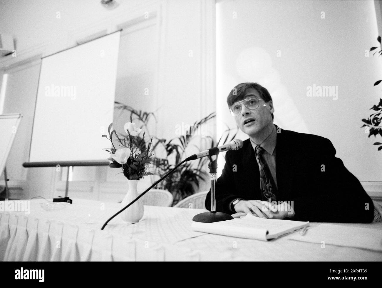 Creative Thinking Seminar, 26-02-1992, Whizgle Dutch News: Historical Images Tailored for the Future. Esplora il passato dei Paesi Bassi con prospettive moderne attraverso le immagini delle agenzie olandesi. Colmare gli eventi di ieri con gli approfondimenti di domani. Intraprendi un viaggio senza tempo con storie che plasmano il nostro futuro. Foto Stock