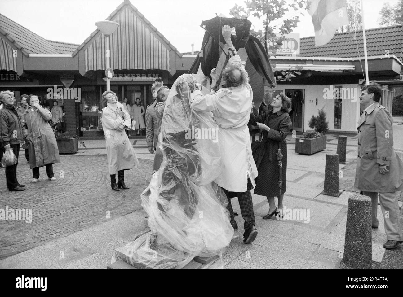 Presentazione dell'immagine della forza del vento 8 Lisse, Unveilings, Lisse, 20-10-1986, Whizgle Dutch News: Immagini storiche su misura per il futuro. Esplora il passato dei Paesi Bassi con prospettive moderne attraverso le immagini delle agenzie olandesi. Colmare gli eventi di ieri con gli approfondimenti di domani. Intraprendi un viaggio senza tempo con storie che plasmano il nostro futuro. Foto Stock