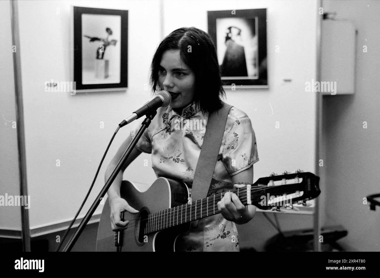 Presentazione della visione futura di Haarlem "in vista del dopodomani" alla presenza del sindaco Jaap Pop, Haarlem, Koningstraat, Paesi Bassi, 22-12-1998, Whizgle Dutch News: immagini storiche su misura per il futuro. Esplora il passato dei Paesi Bassi con prospettive moderne attraverso le immagini delle agenzie olandesi. Colmare gli eventi di ieri con gli approfondimenti di domani. Intraprendi un viaggio senza tempo con storie che plasmano il nostro futuro. Foto Stock