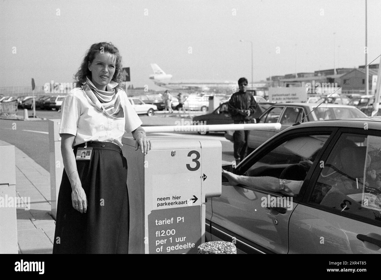 Addetto al parcheggio Schiphol (Work), Schiphol, 29-07-1991, Whizgle Dutch News: Immagini storiche su misura per il futuro. Esplora il passato dei Paesi Bassi con prospettive moderne attraverso le immagini delle agenzie olandesi. Colmare gli eventi di ieri con gli approfondimenti di domani. Intraprendi un viaggio senza tempo con storie che plasmano il nostro futuro. Foto Stock