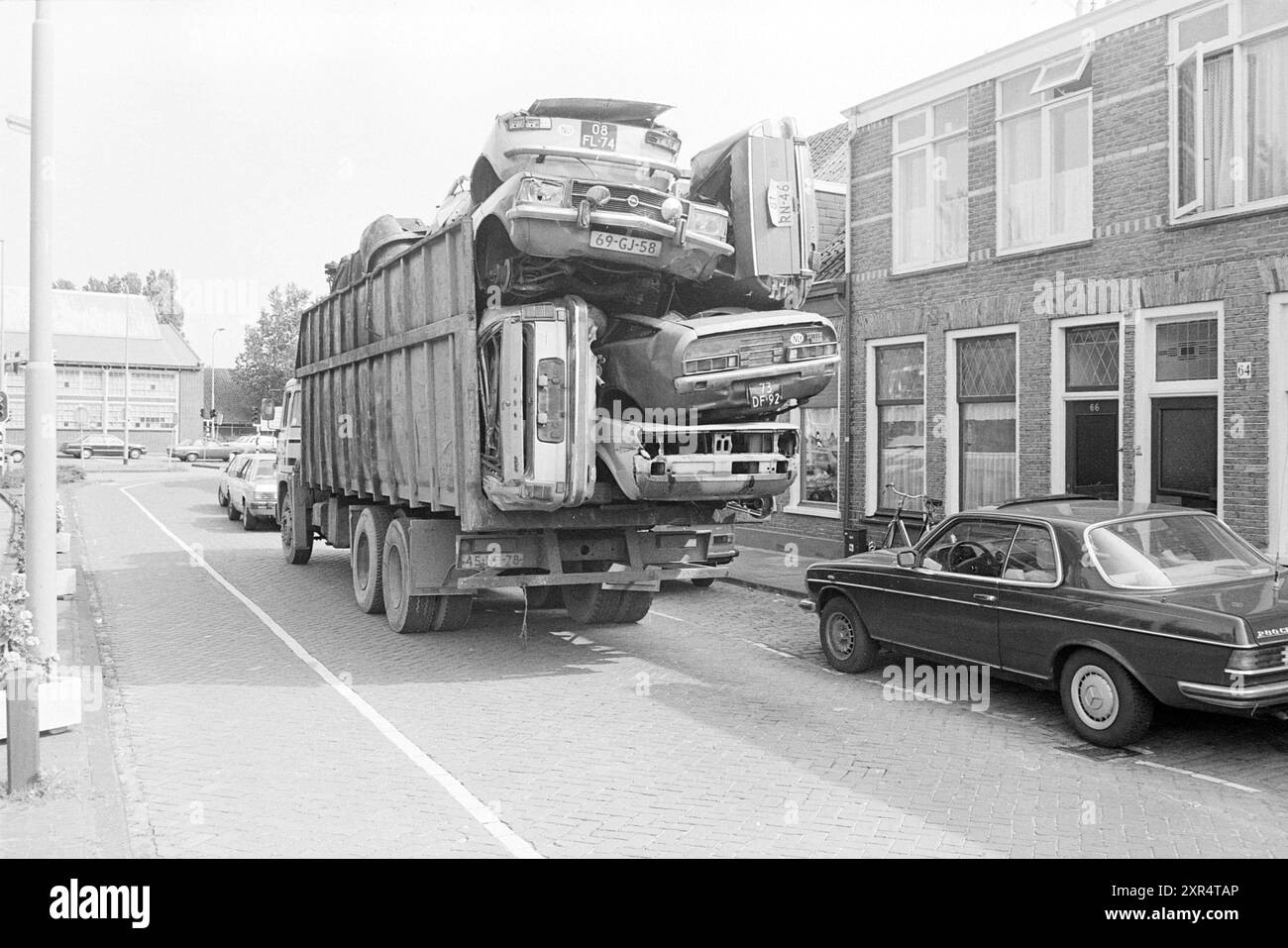 Camion pieno di auto rottamate, Whizgle Dutch News: Immagini storiche su misura per il futuro. Esplora il passato dei Paesi Bassi con prospettive moderne attraverso le immagini delle agenzie olandesi. Colmare gli eventi di ieri con gli approfondimenti di domani. Intraprendi un viaggio senza tempo con storie che plasmano il nostro futuro. Foto Stock