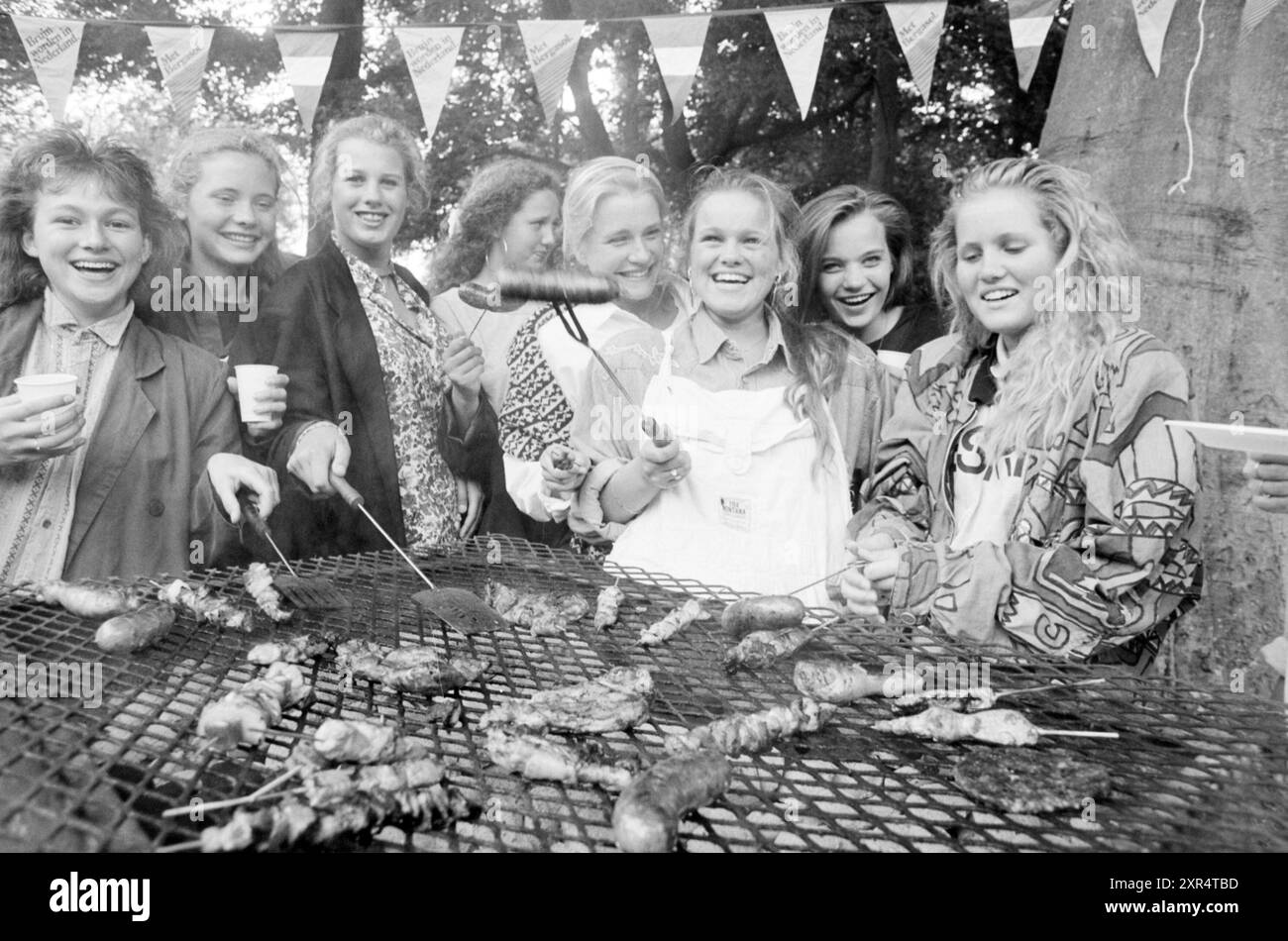 Barbecue Gerrit Barger Mavo, Heemstede, Food and Dining, Heemstede, Paesi Bassi, 26-05-1988, Whizgle Dutch News: immagini storiche su misura per il futuro. Esplora il passato dei Paesi Bassi con prospettive moderne attraverso le immagini delle agenzie olandesi. Colmare gli eventi di ieri con gli approfondimenti di domani. Intraprendi un viaggio senza tempo con storie che plasmano il nostro futuro. Foto Stock