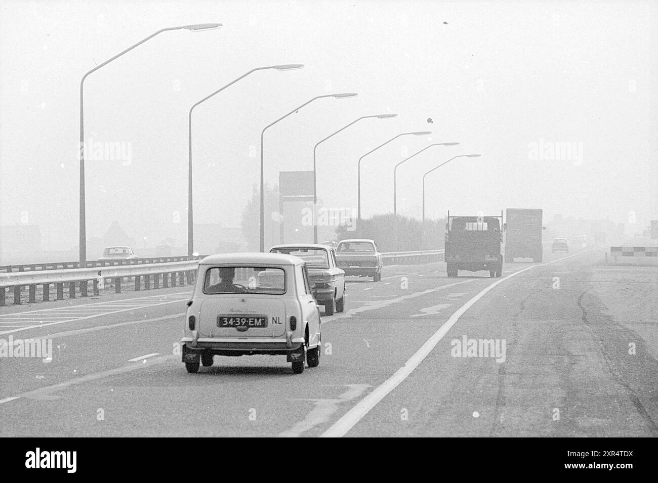 Relazione Rijksweg 4 (ora A4), strade, costruzione di strade, semina di strade, relazione, 12-10-1970, Whizgle Dutch News: immagini storiche su misura per il futuro. Esplora il passato dei Paesi Bassi con prospettive moderne attraverso le immagini delle agenzie olandesi. Colmare gli eventi di ieri con gli approfondimenti di domani. Intraprendi un viaggio senza tempo con storie che plasmano il nostro futuro. Foto Stock