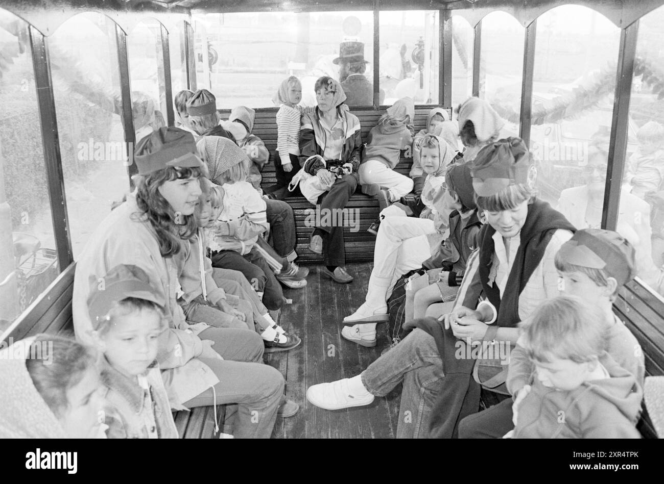 Beyenkorf Kindergarten è in circolazione da 30 anni e gestisce Horse tram, asili e asili, 27-06-1983, Whizgle Dutch News: Immagini storiche su misura per il futuro. Esplora il passato dei Paesi Bassi con prospettive moderne attraverso le immagini delle agenzie olandesi. Colmare gli eventi di ieri con gli approfondimenti di domani. Intraprendi un viaggio senza tempo con storie che plasmano il nostro futuro. Foto Stock