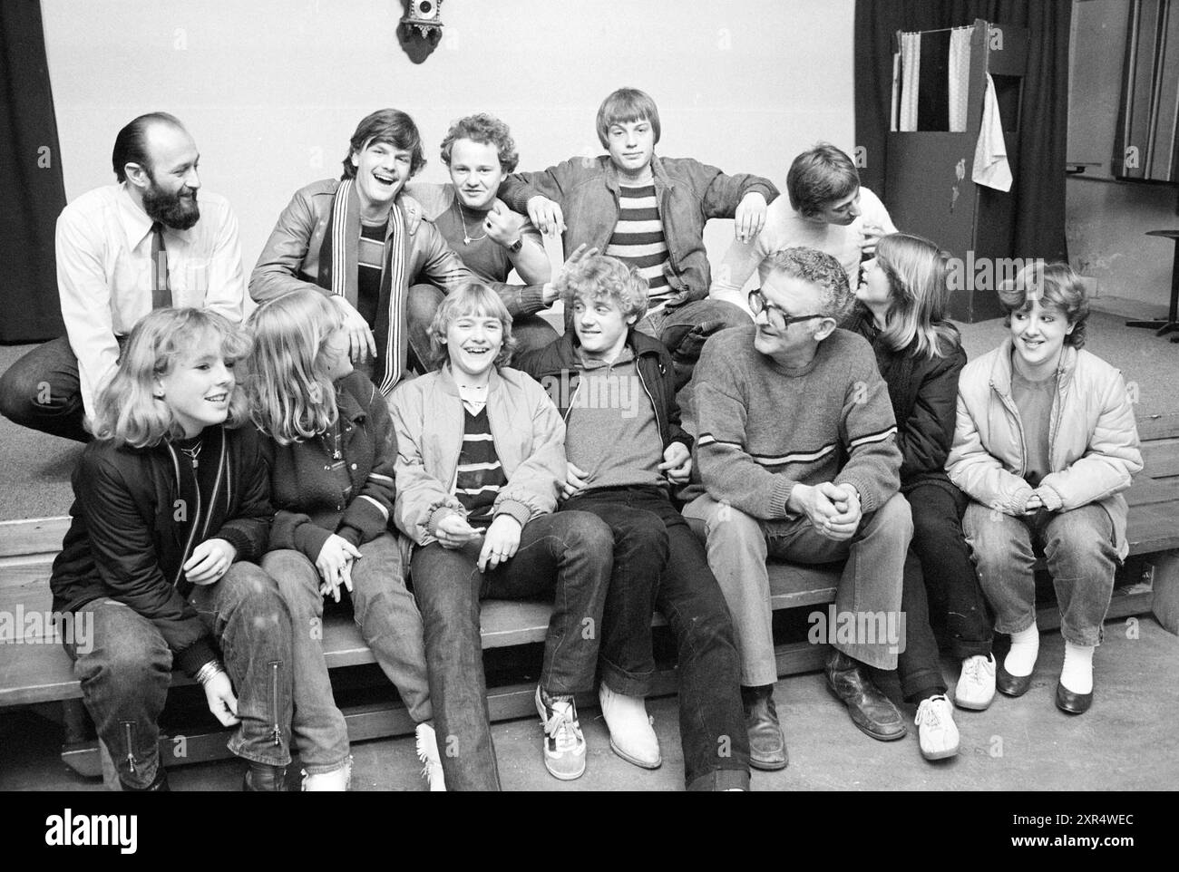 Gruppo giovanile Indian Neighborhood Haarlem, Groups, Youth and Youth Games, Haarlem, Paesi Bassi, 17-02-1981, Whizgle Dutch News: Immagini storiche su misura per il futuro. Esplora il passato dei Paesi Bassi con prospettive moderne attraverso le immagini delle agenzie olandesi. Colmare gli eventi di ieri con gli approfondimenti di domani. Intraprendi un viaggio senza tempo con storie che plasmano il nostro futuro. Foto Stock Gruppo giovanile Indian Neighborhood Haarlem, Groups, Youth and Youth Games, Haarlem, Paesi Bassi, 17-02-1981, Whizgle Dutch News: Immagini storiche su misura per il futuro. Esplora il passato dei Paesi Bassi con prospettive moderne attraverso le immagini delle agenzie olandesi. Colmare gli eventi di ieri con gli approfondimenti di domani. Intraprendi un viaggio senza tempo con storie che plasmano il nostro futuro. Foto Stock