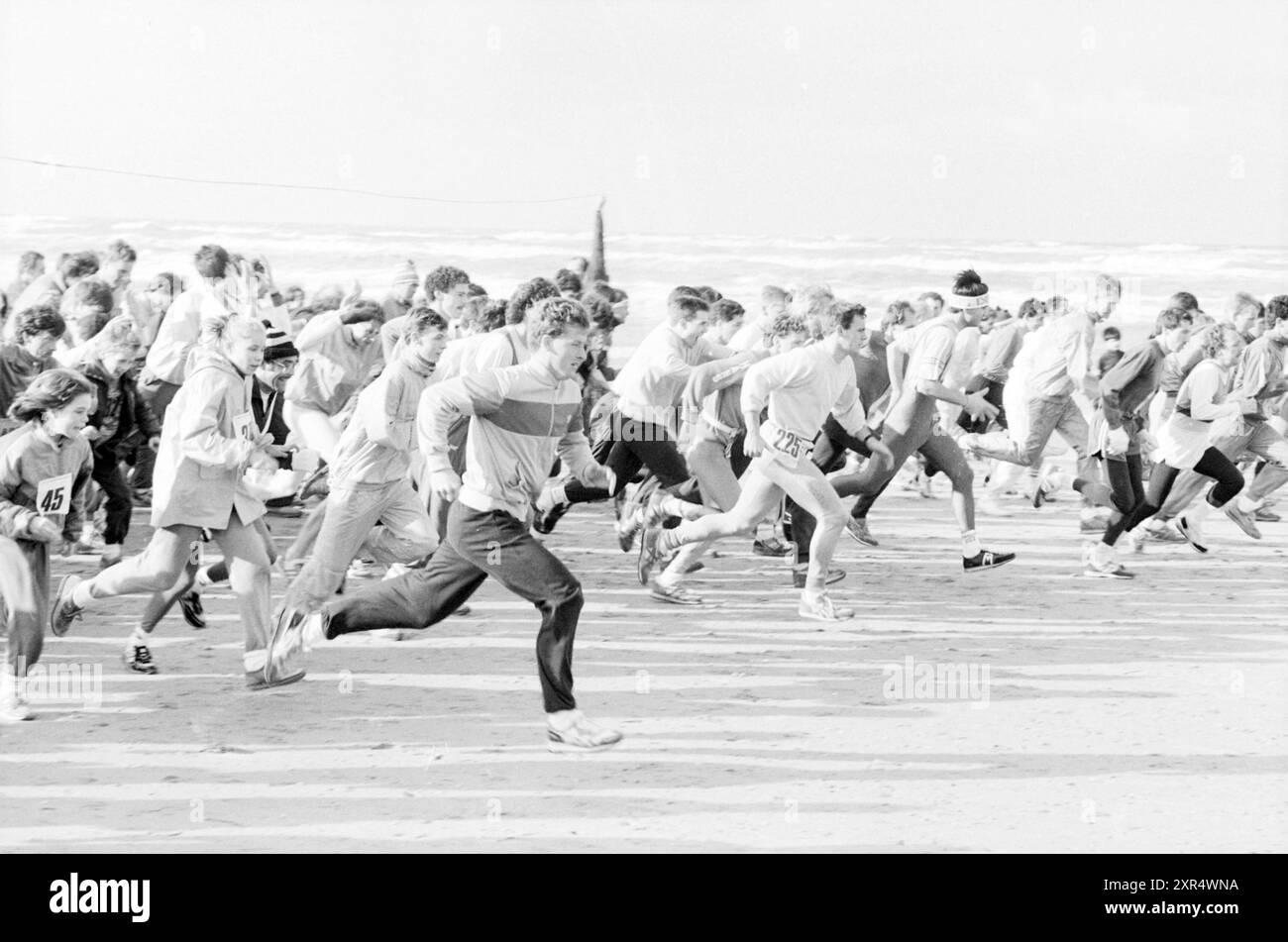 Iniziate la corsa sulla spiaggia, camminate, 07-02-1988, Whizgle Dutch News: Immagini storiche su misura per il futuro. Esplora il passato dei Paesi Bassi con prospettive moderne attraverso le immagini delle agenzie olandesi. Colmare gli eventi di ieri con gli approfondimenti di domani. Intraprendi un viaggio senza tempo con storie che plasmano il nostro futuro. Foto Stock