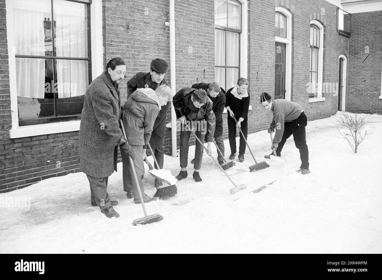 Boys v.d. Muggenronde guidato da Daan Vrolijk Clearing Snow, Muggeronde, 22-01-1963, Whizgle Dutch News: Immagini storiche su misura per il futuro. Esplora il passato dei Paesi Bassi con prospettive moderne attraverso le immagini delle agenzie olandesi. Colmare gli eventi di ieri con gli approfondimenti di domani. Intraprendi un viaggio senza tempo con storie che plasmano il nostro futuro. Foto Stock
