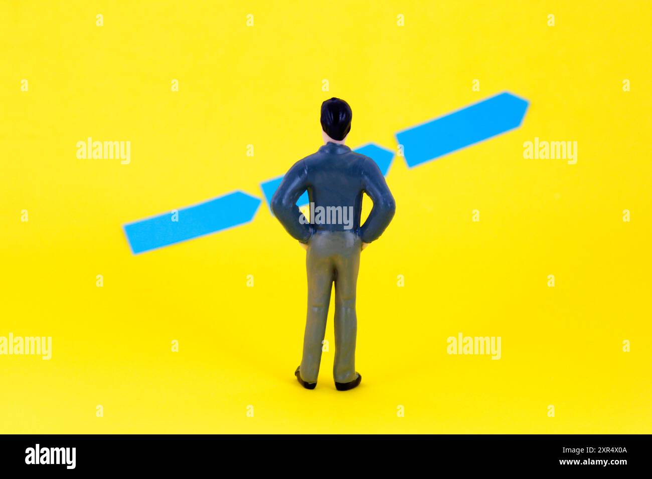 Executive che guarda il grafico con una linea ascendente Foto Stock
