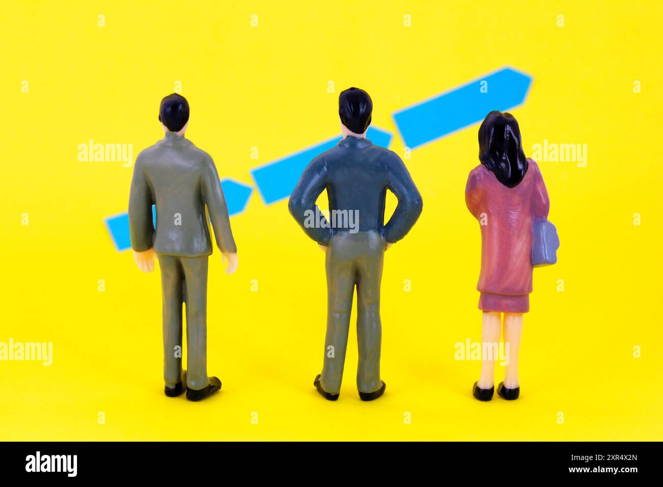 Dirigenti che guardano il grafico con una linea ascendente Foto Stock