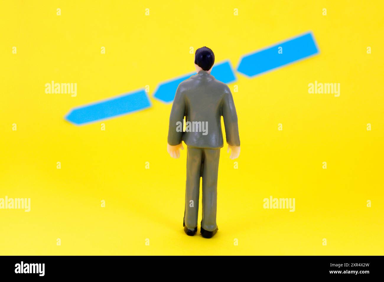 Executive che guarda il grafico con una linea discendente Foto Stock
