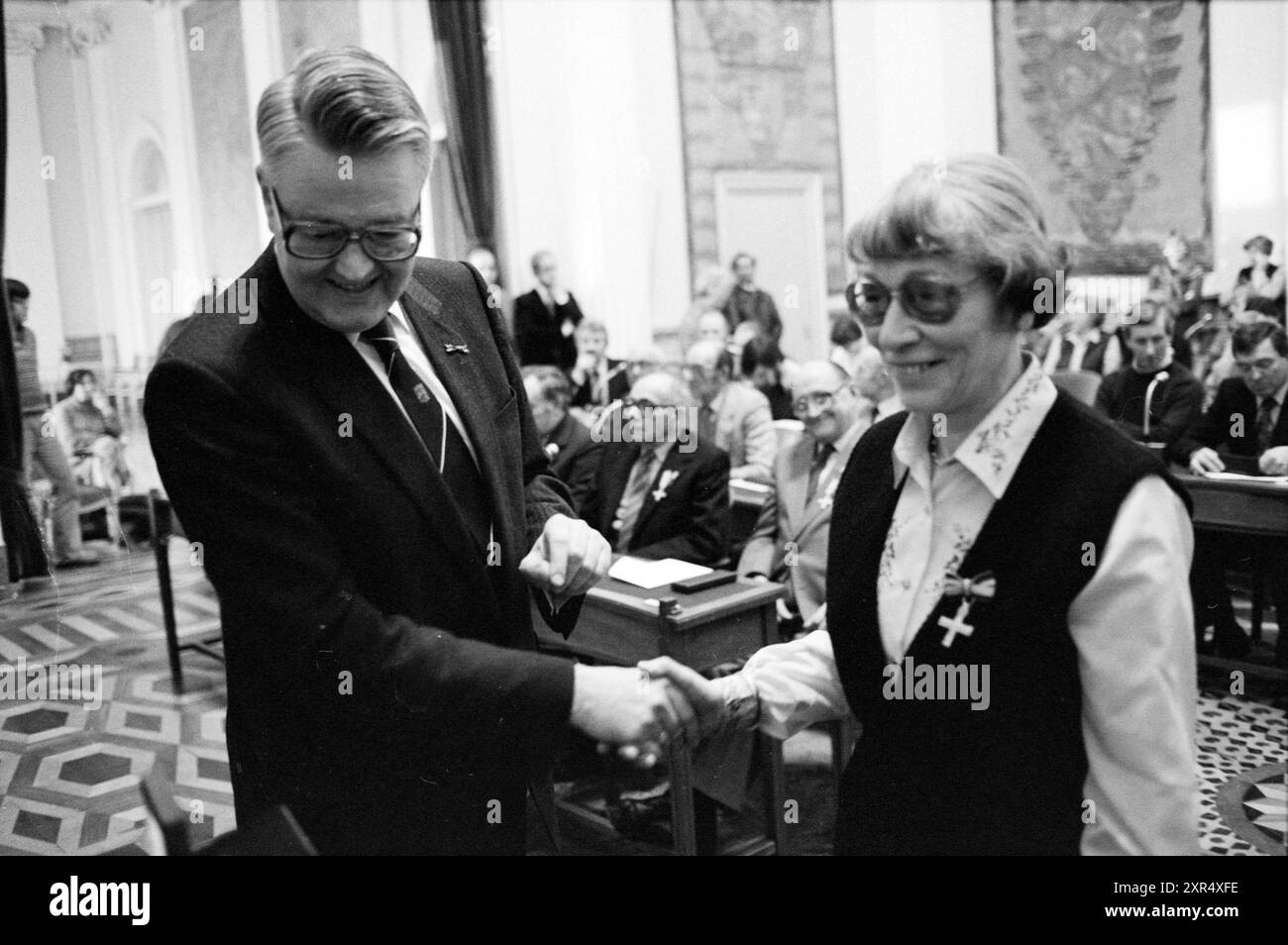 Presentazione delle croci di resistenza da parte del Commissario della Regina Roel de WIT, nella Casa Provinciale, Prov. Stati, Prov. Gestione dell'acqua, Provincial House, Haarlem, Paesi Bassi, 21-01-1982, Whizgle Dutch News: immagini storiche su misura per il futuro. Esplora il passato dei Paesi Bassi con prospettive moderne attraverso le immagini delle agenzie olandesi. Colmare gli eventi di ieri con gli approfondimenti di domani. Intraprendi un viaggio senza tempo con storie che plasmano il nostro futuro. Foto Stock