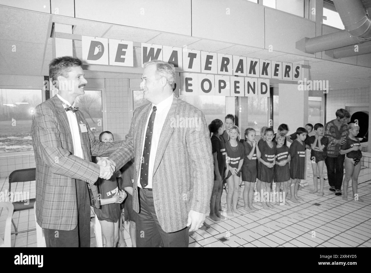 Apertura della piscina Waterakkers, H'kerk, Heemskerk, 21-11-1991, Whizgle Dutch News: Immagini storiche su misura per il futuro. Esplora il passato dei Paesi Bassi con prospettive moderne attraverso le immagini delle agenzie olandesi. Colmare gli eventi di ieri con gli approfondimenti di domani. Intraprendi un viaggio senza tempo con storie che plasmano il nostro futuro. Foto Stock