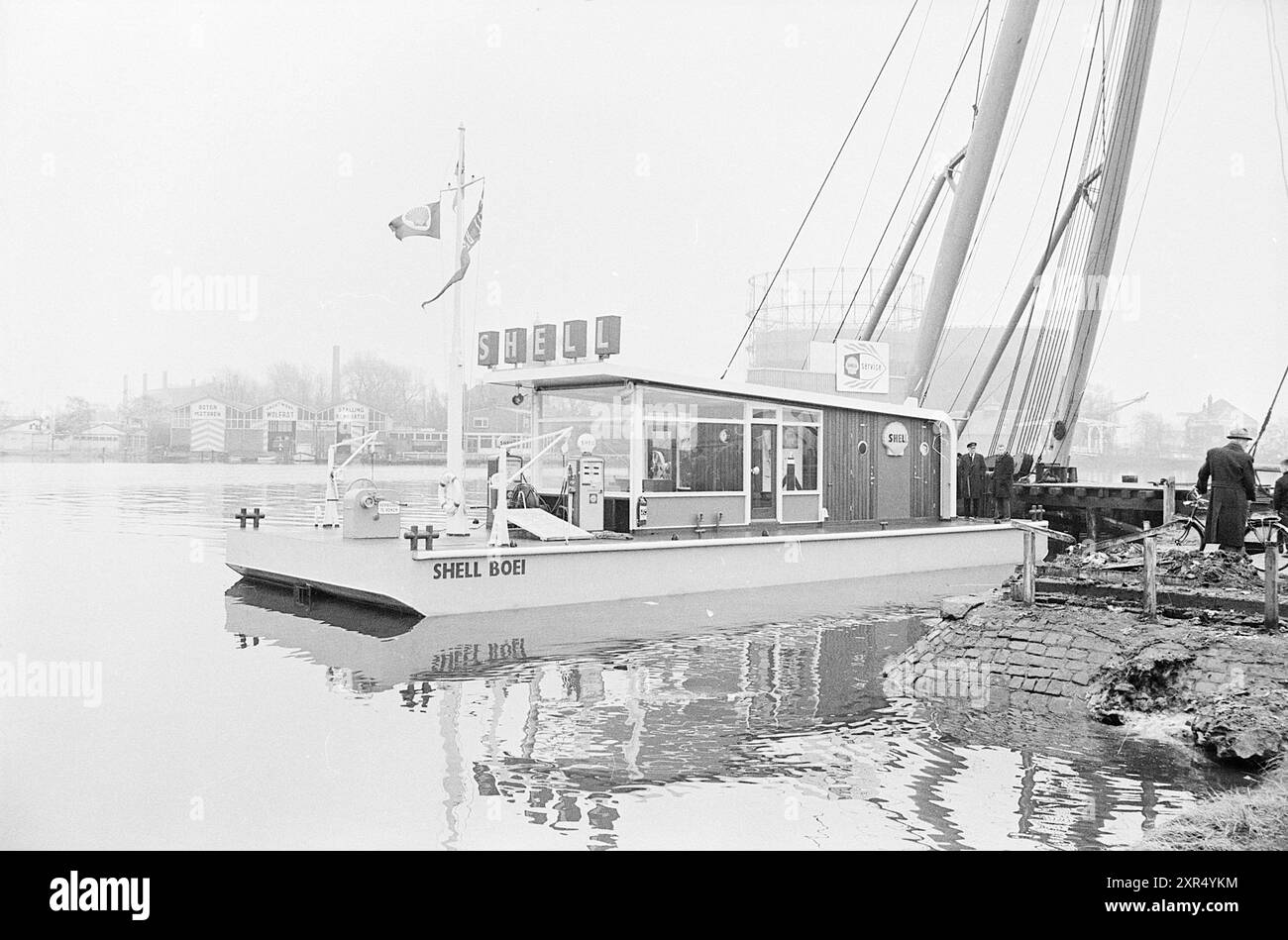 Lancio di Shell Buoy (distributore di benzina galleggiante), 00-00-1963, Whizgle Dutch News: Immagini storiche su misura per il futuro. Esplora il passato dei Paesi Bassi con prospettive moderne attraverso le immagini delle agenzie olandesi. Colmare gli eventi di ieri con gli approfondimenti di domani. Intraprendi un viaggio senza tempo con storie che plasmano il nostro futuro. Foto Stock