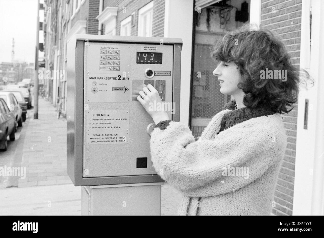 Introduzione del parchimetro con persona femminile, 00-00-1981, Whizgle Dutch News: Immagini storiche su misura per il futuro. Esplora il passato dei Paesi Bassi con prospettive moderne attraverso le immagini delle agenzie olandesi. Colmare gli eventi di ieri con gli approfondimenti di domani. Intraprendi un viaggio senza tempo con storie che plasmano il nostro futuro. Foto Stock