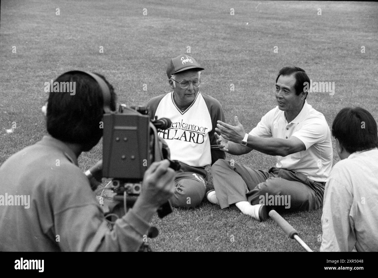 Haarlem Baseball Week, intervista Sadaharu Oh e R. Jongeling, 25-07-1990, Whizgle Dutch News: Immagini storiche su misura per il futuro. Esplora il passato dei Paesi Bassi con prospettive moderne attraverso le immagini delle agenzie olandesi. Colmare gli eventi di ieri con gli approfondimenti di domani. Intraprendi un viaggio senza tempo con storie che plasmano il nostro futuro. Foto Stock