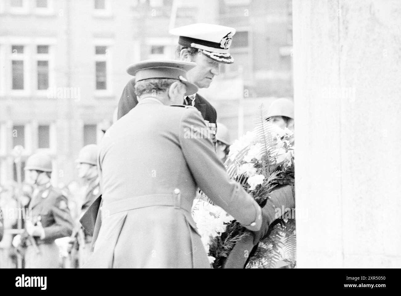 Visita di stato di tre giorni del re Juan Carlos di Spagna e della regina Sofia. Ghirlanda in Piazza Dam., Amsterdam, Paesi Bassi, 19-03-1980, Whizgle Dutch News: Immagini storiche su misura per il futuro. Esplora il passato dei Paesi Bassi con prospettive moderne attraverso le immagini delle agenzie olandesi. Colmare gli eventi di ieri con gli approfondimenti di domani. Intraprendi un viaggio senza tempo con storie che plasmano il nostro futuro. Foto Stock