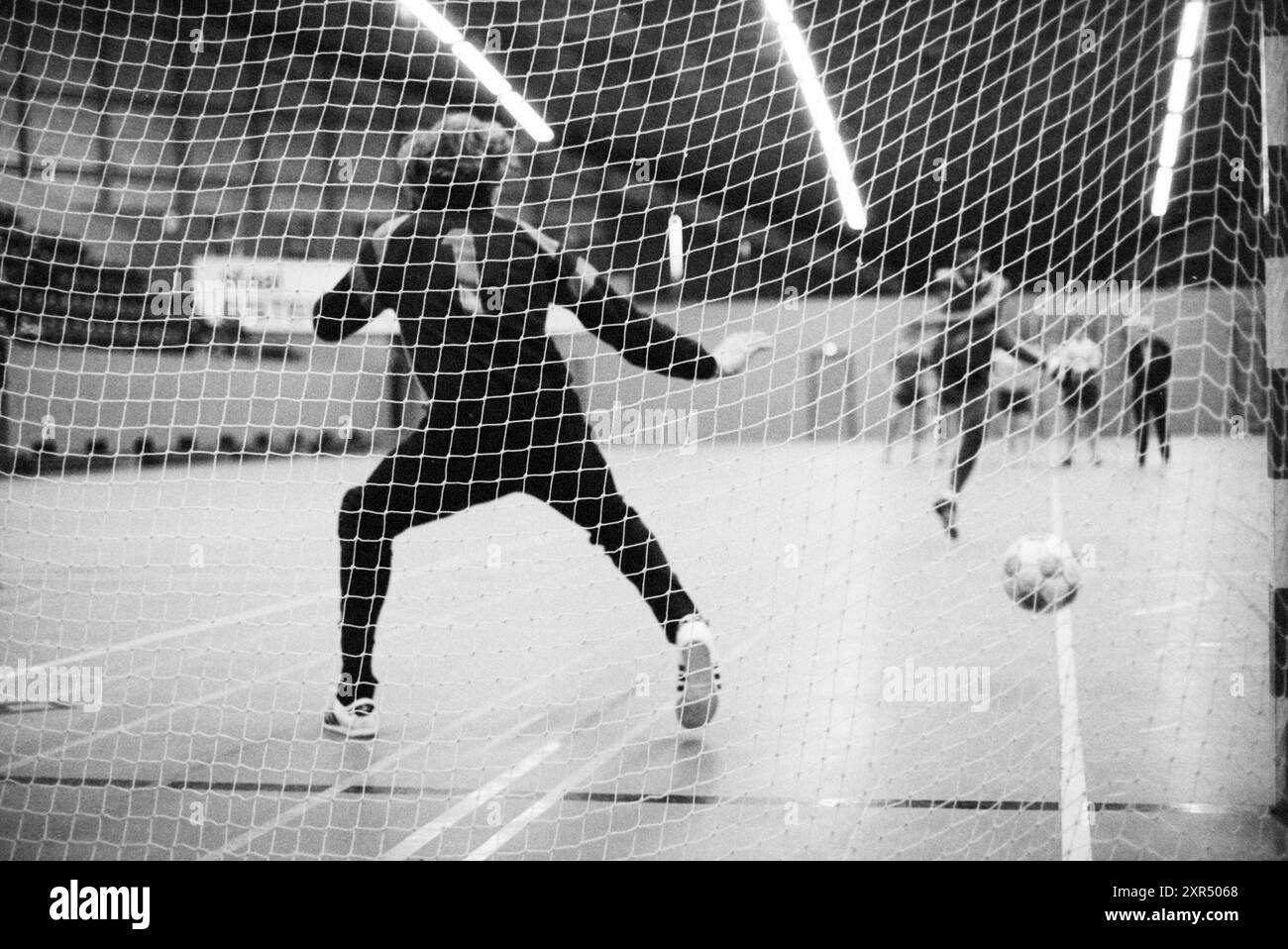Torneo di calcio al coperto U.K.F. Beverwijk, calcio al coperto, Beverwijk, Paesi Bassi, 07-03-1981, Whizgle Dutch News: immagini storiche su misura per il futuro. Esplora il passato dei Paesi Bassi con prospettive moderne attraverso le immagini delle agenzie olandesi. Colmare gli eventi di ieri con gli approfondimenti di domani. Intraprendi un viaggio senza tempo con storie che plasmano il nostro futuro. Foto Stock