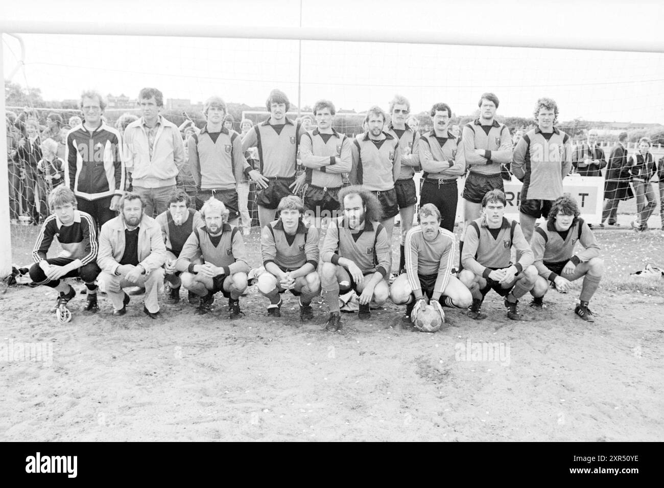 Foto squadra Lisse + partita Lisse - Rodenburg, SC Lisse Football, 06-06-1981, Whizgle Dutch News: Immagini storiche su misura per il futuro. Esplora il passato dei Paesi Bassi con prospettive moderne attraverso le immagini delle agenzie olandesi. Colmare gli eventi di ieri con gli approfondimenti di domani. Intraprendi un viaggio senza tempo con storie che plasmano il nostro futuro. Foto Stock