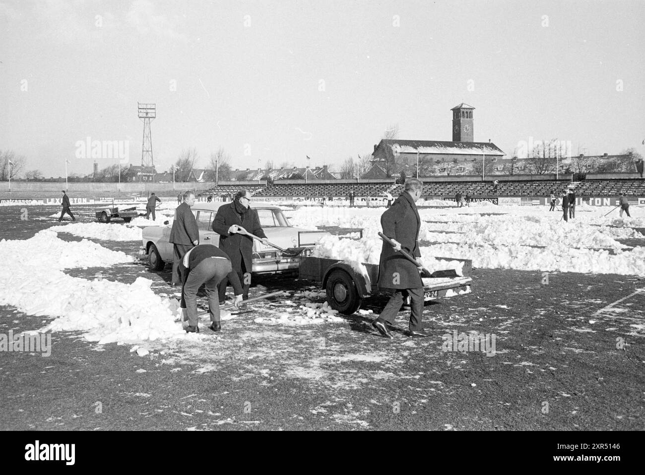 Neve libera nei campi di Haarlem, Football Haarlem, Work, 04-02-1968, Whizgle Dutch News: Immagini storiche su misura per il futuro. Esplora il passato dei Paesi Bassi con prospettive moderne attraverso le immagini delle agenzie olandesi. Colmare gli eventi di ieri con gli approfondimenti di domani. Intraprendi un viaggio senza tempo con storie che plasmano il nostro futuro. Foto Stock